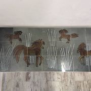 Table basse années 70 à décor de chevaux