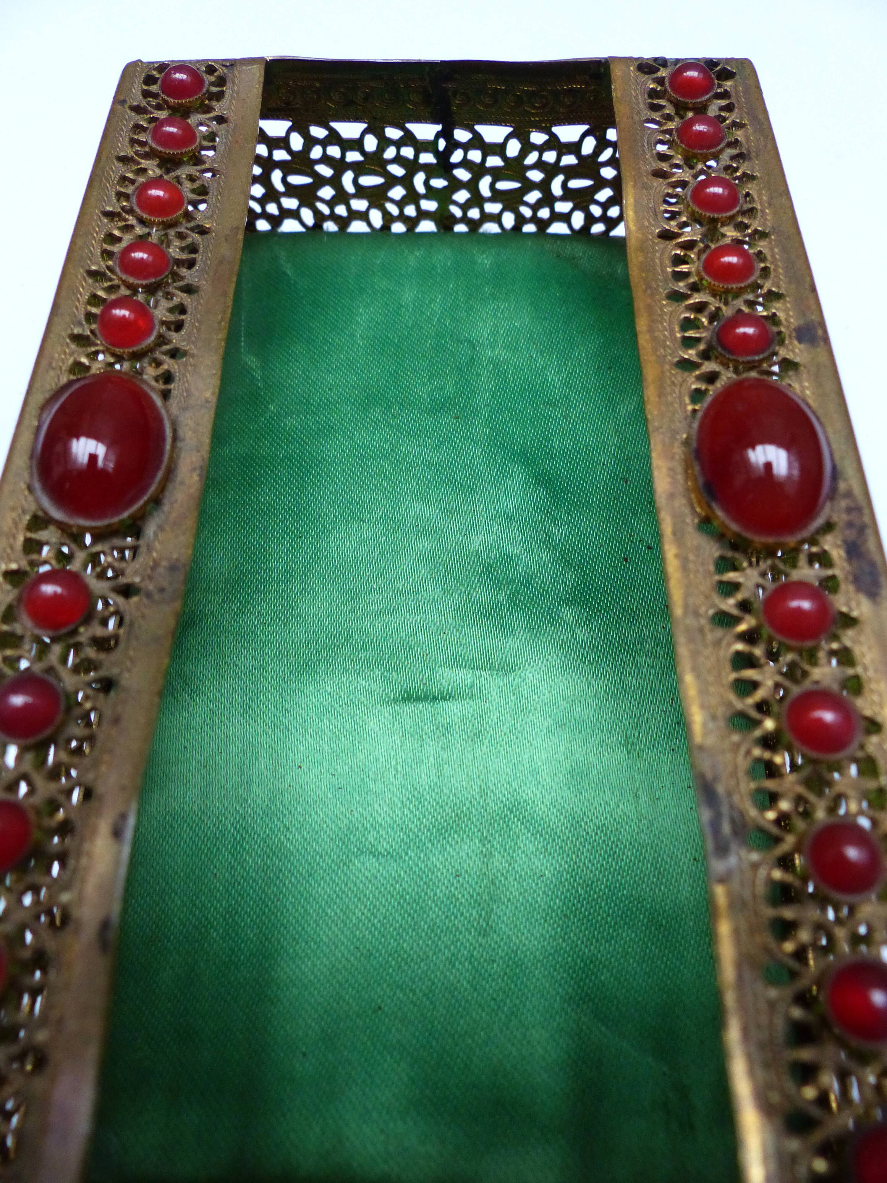 Metal and colored stone pocket emptier