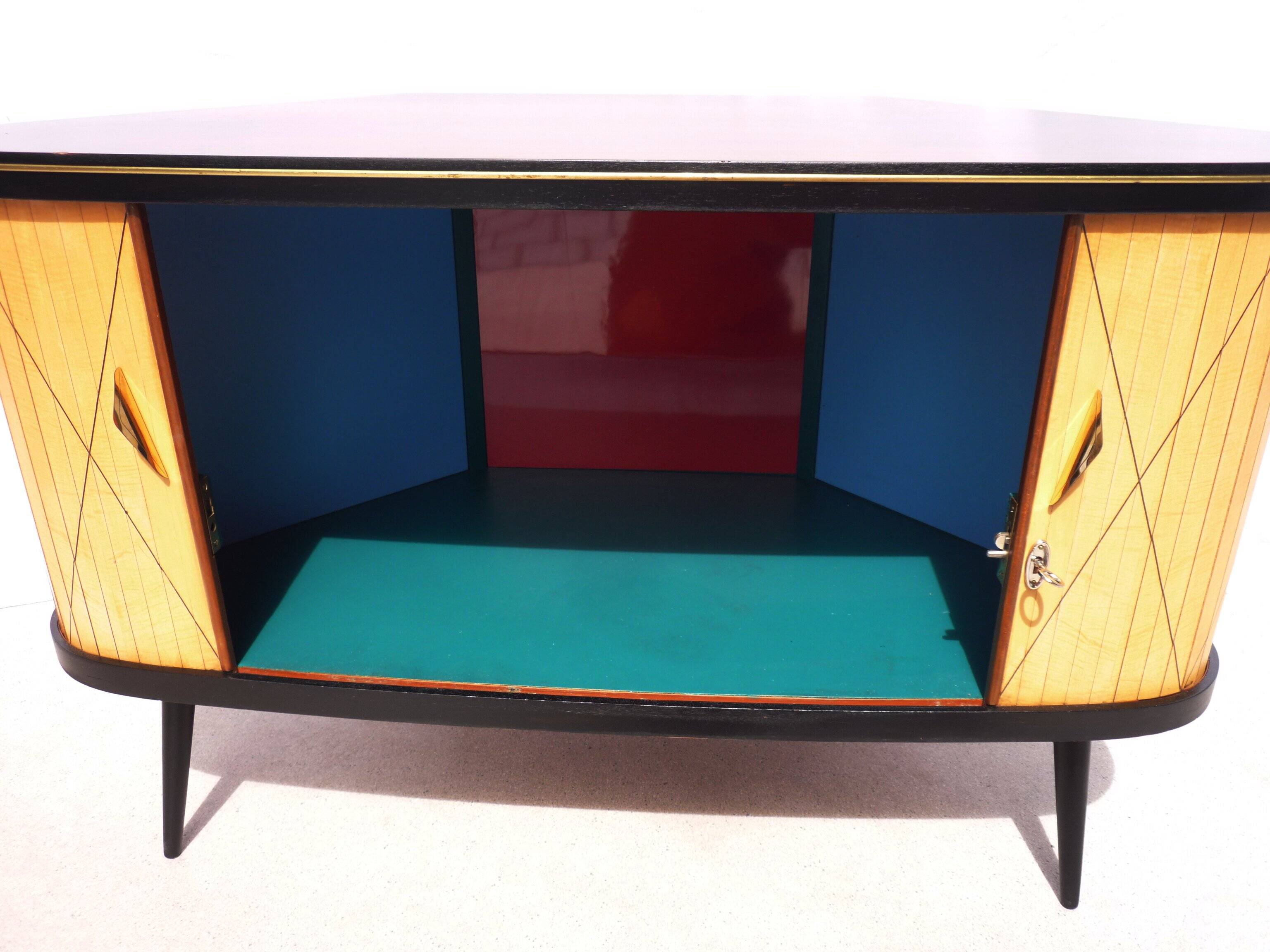 Corner chest of drawers with sliding doors