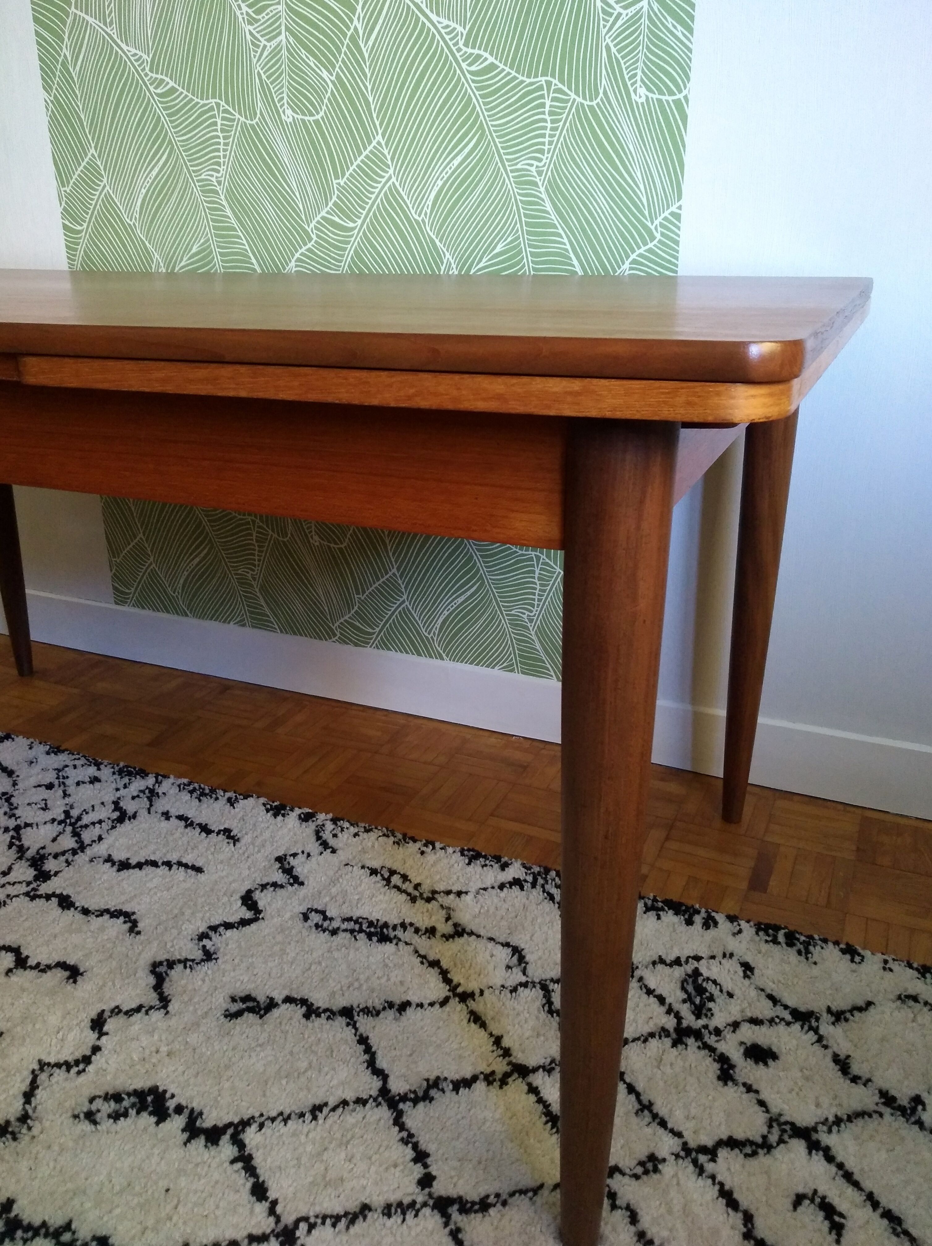 Scandinavian extendable table