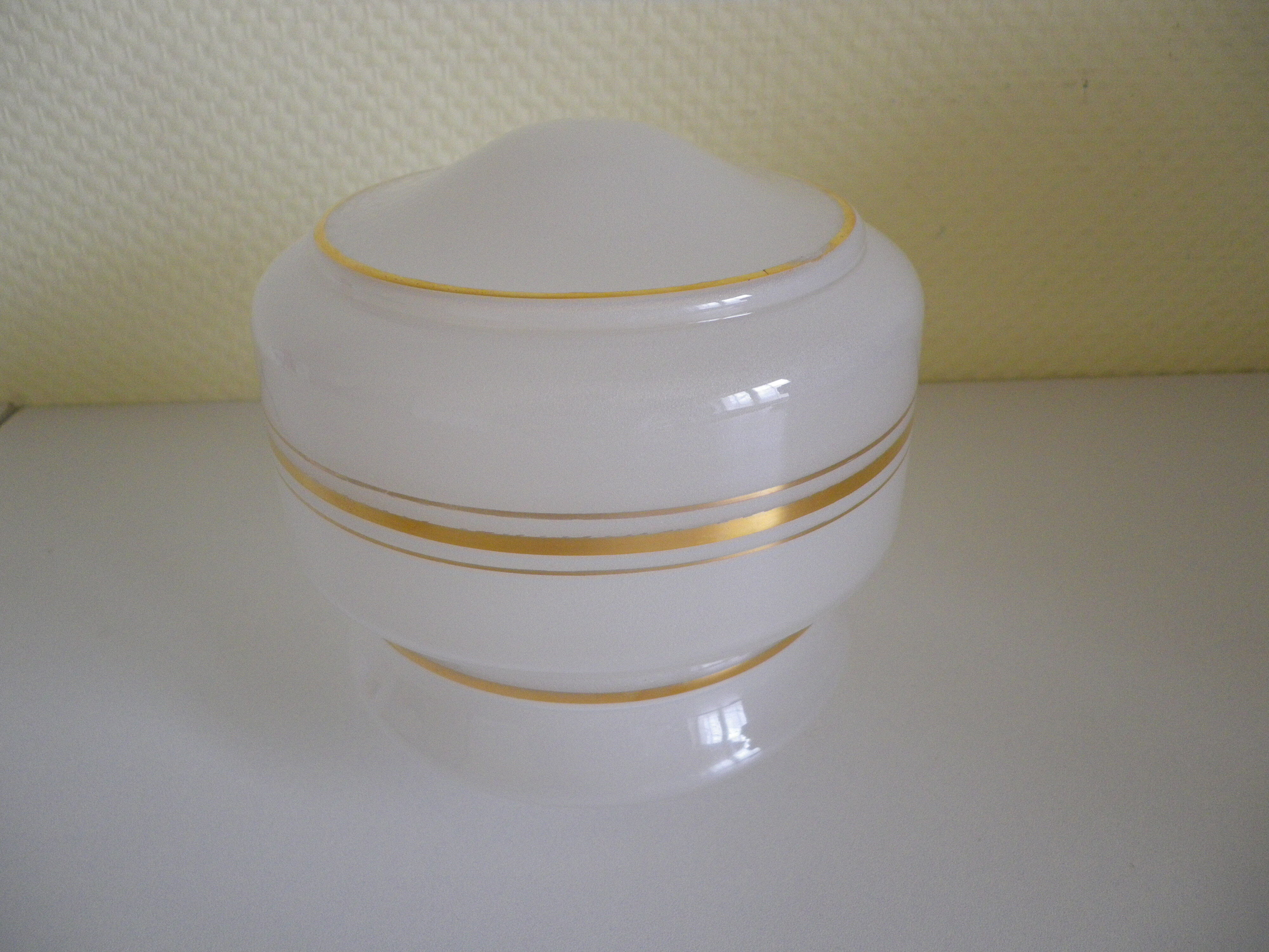 Suspension in brass and opaline country based 1960s/1970s