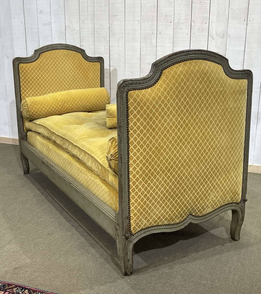 Louis XV daybed from the 18th century in oak.