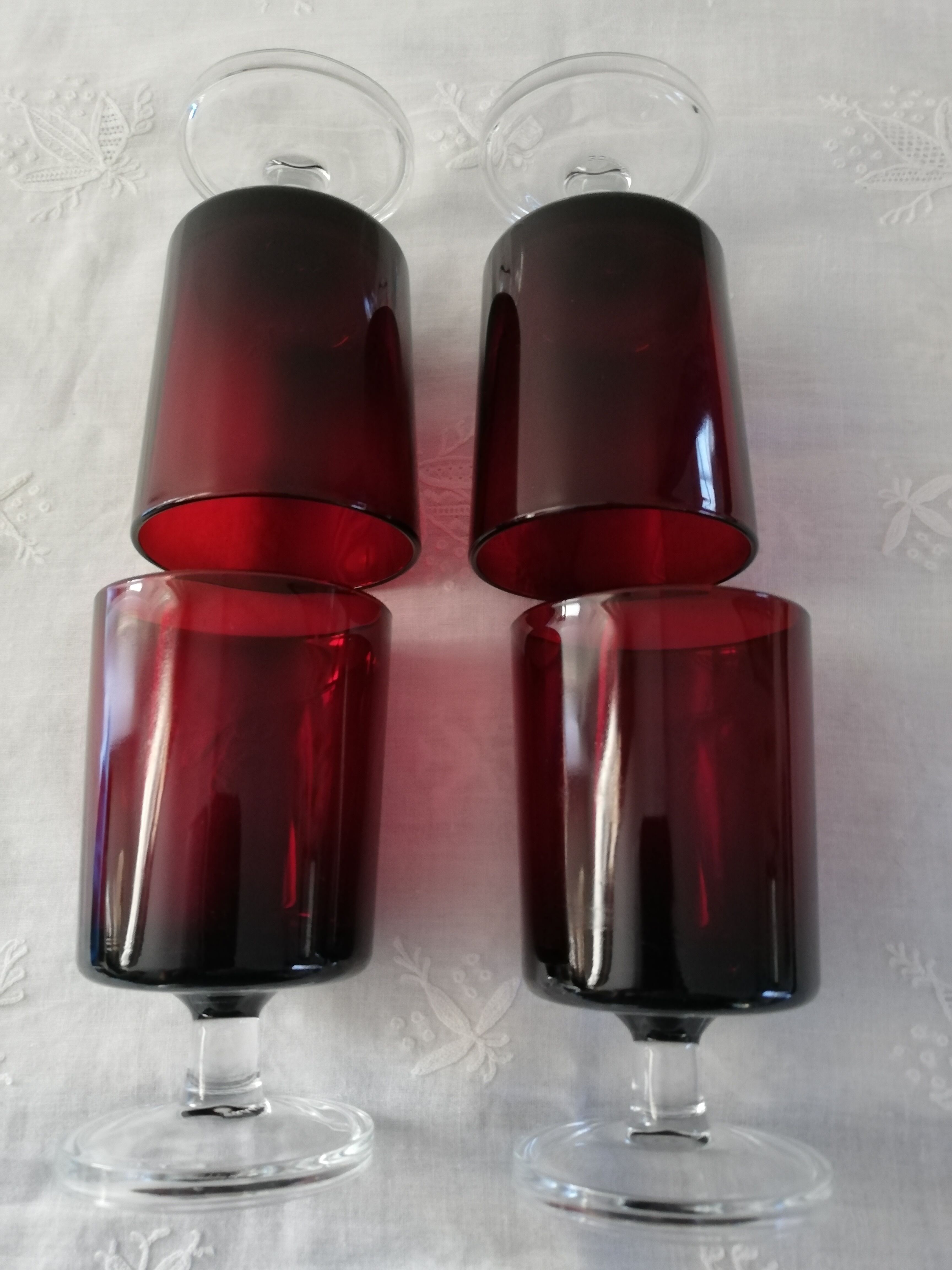 Set of 4 red-coloured wine glasses