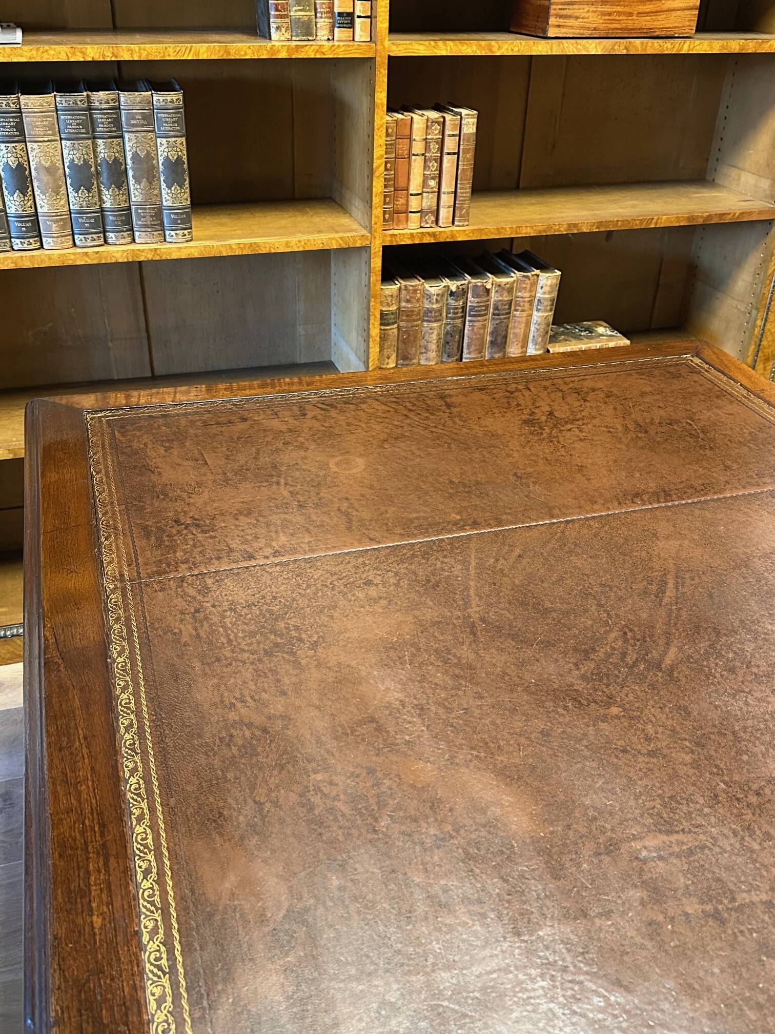 Antique English partnerdesk