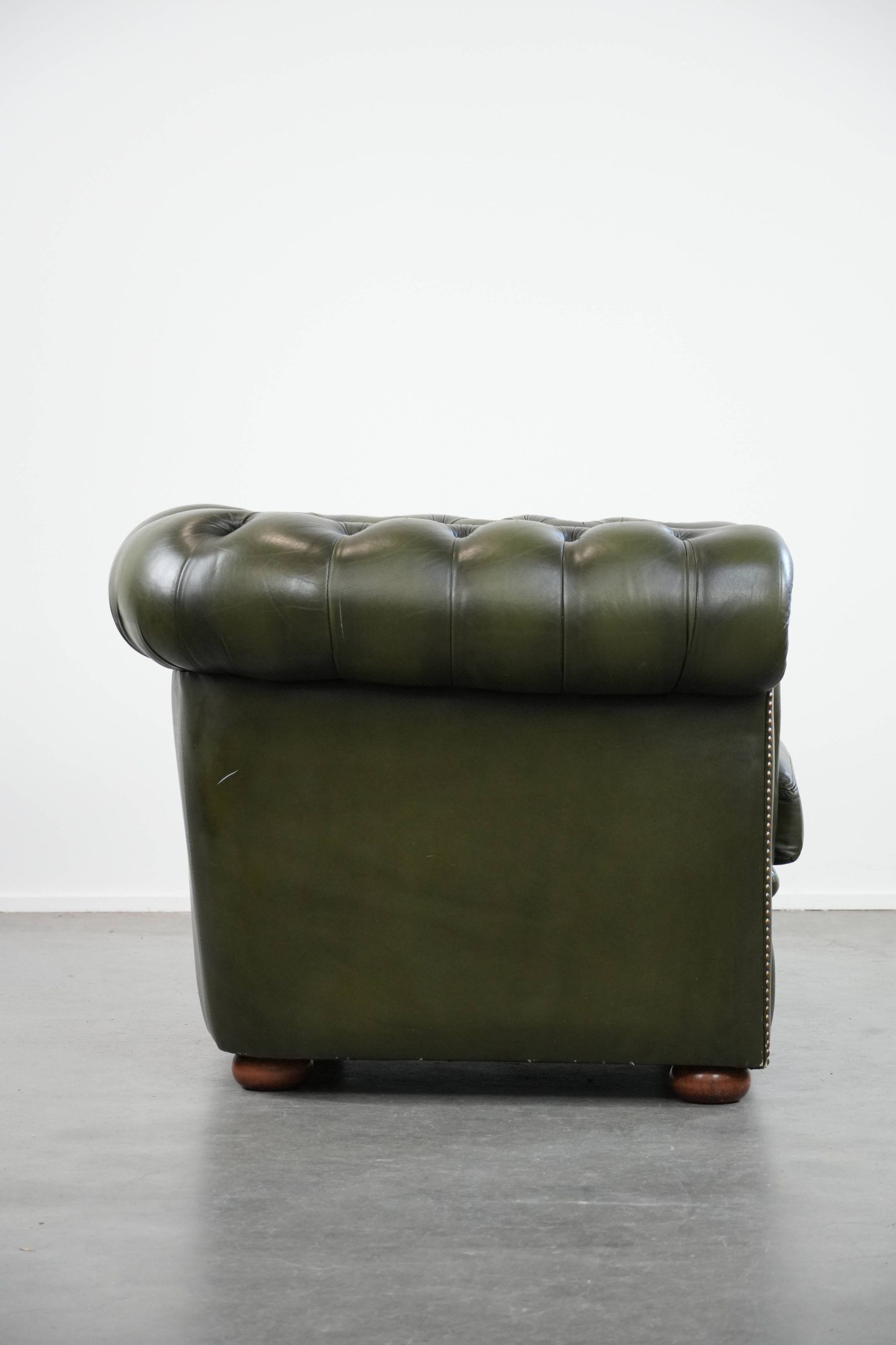Magnifique fauteuil club en cuir de vachette verte de style anglais.