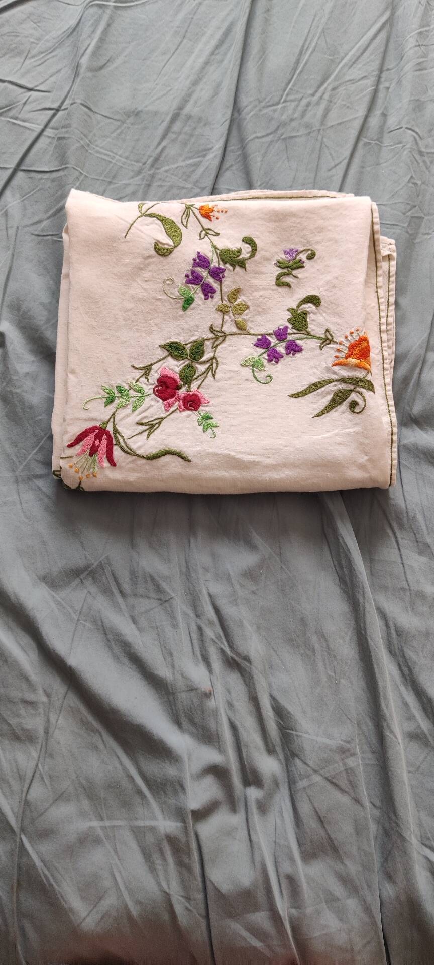 Nappe brodée main et ses six serviettes