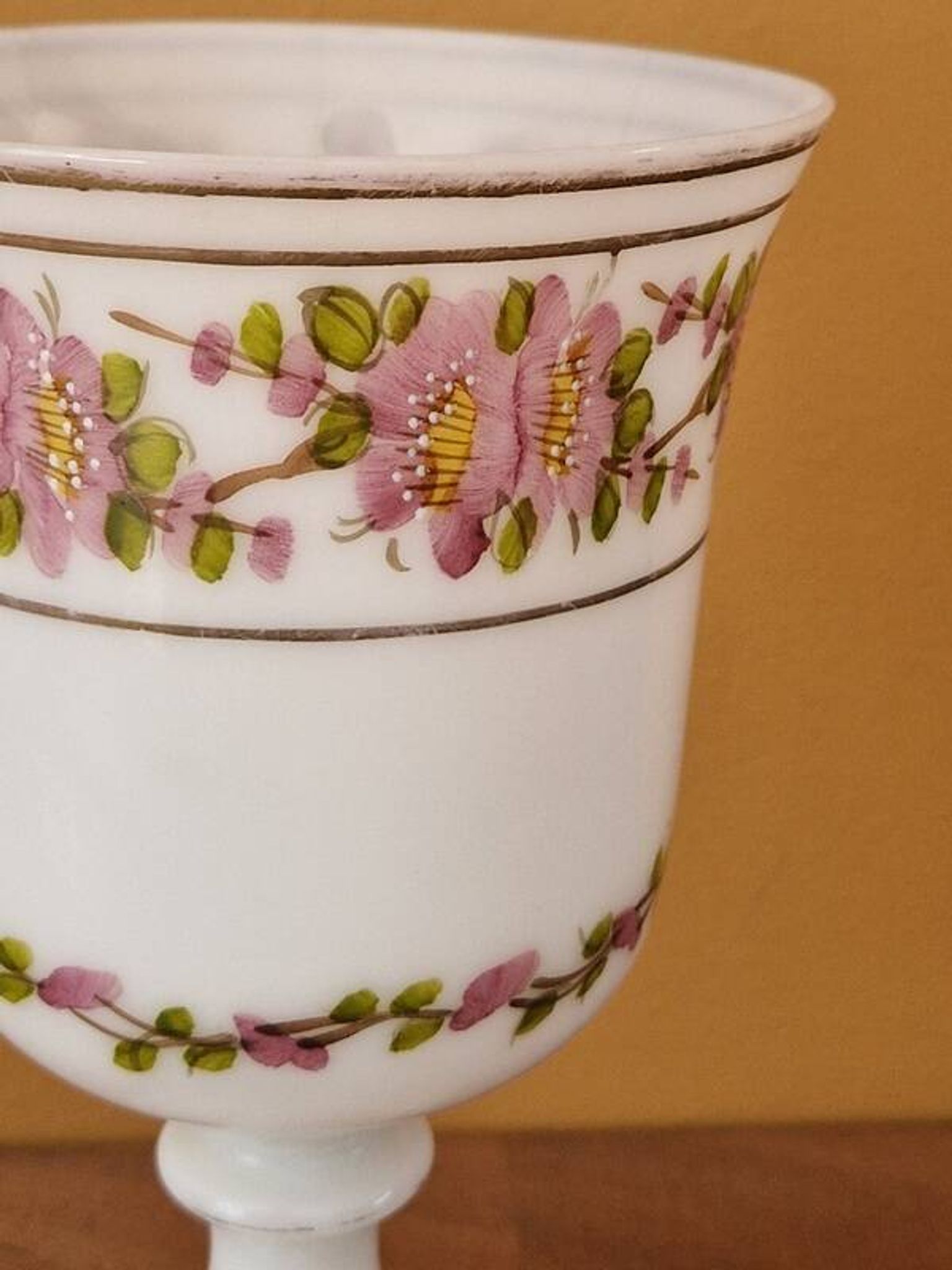 Verre sur pied en forme de calice en opaline blanche et décor de fleurs