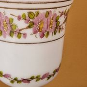 Verre sur pied en forme de calice en opaline blanche et décor de fleurs