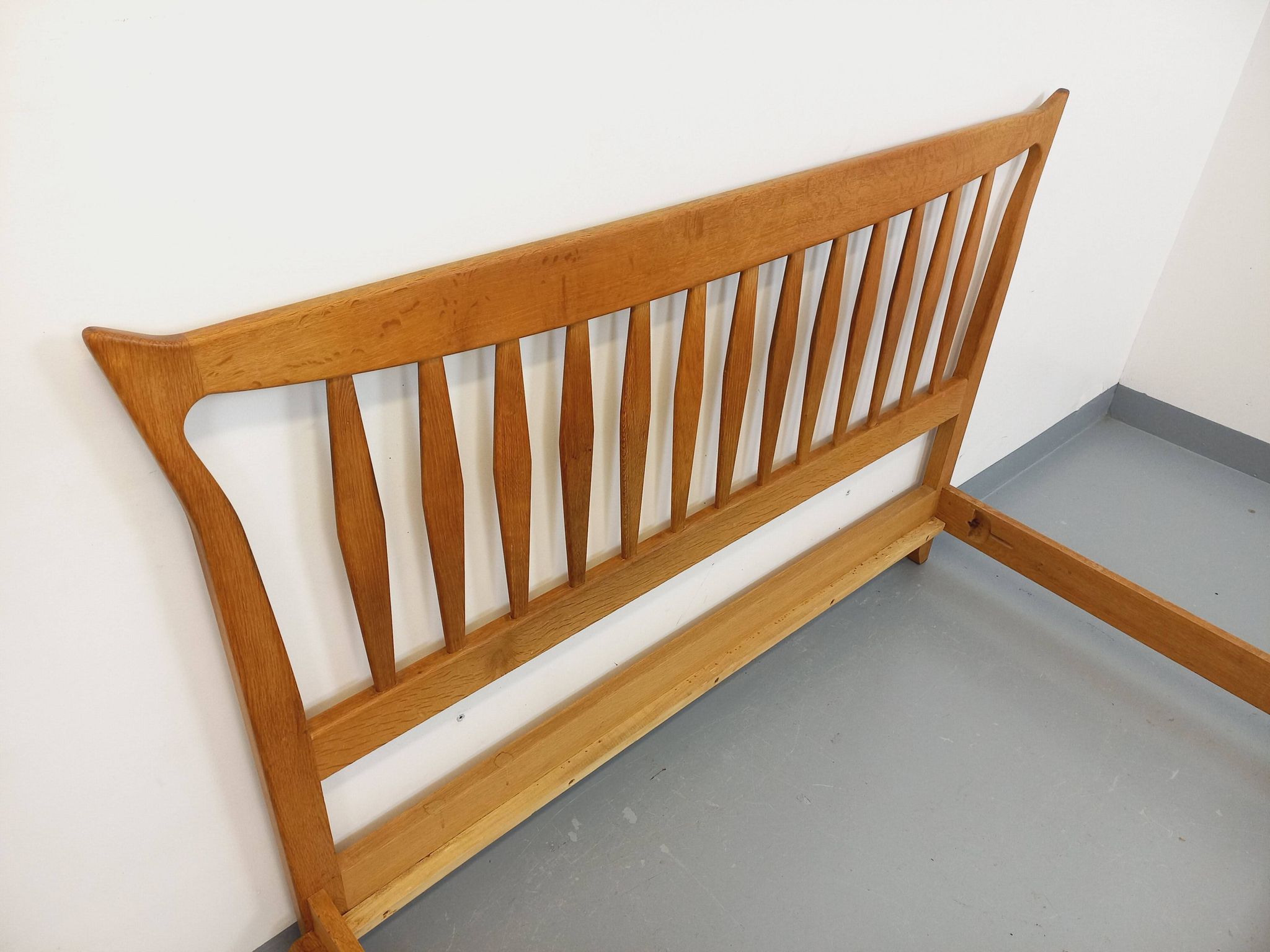 Double vintage French bed by Guillerme et Chambron in solid oak from the 1960s.