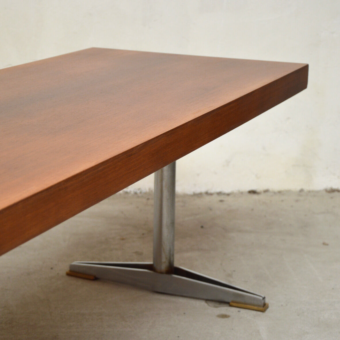 Extensible low table with metal feet 1960s