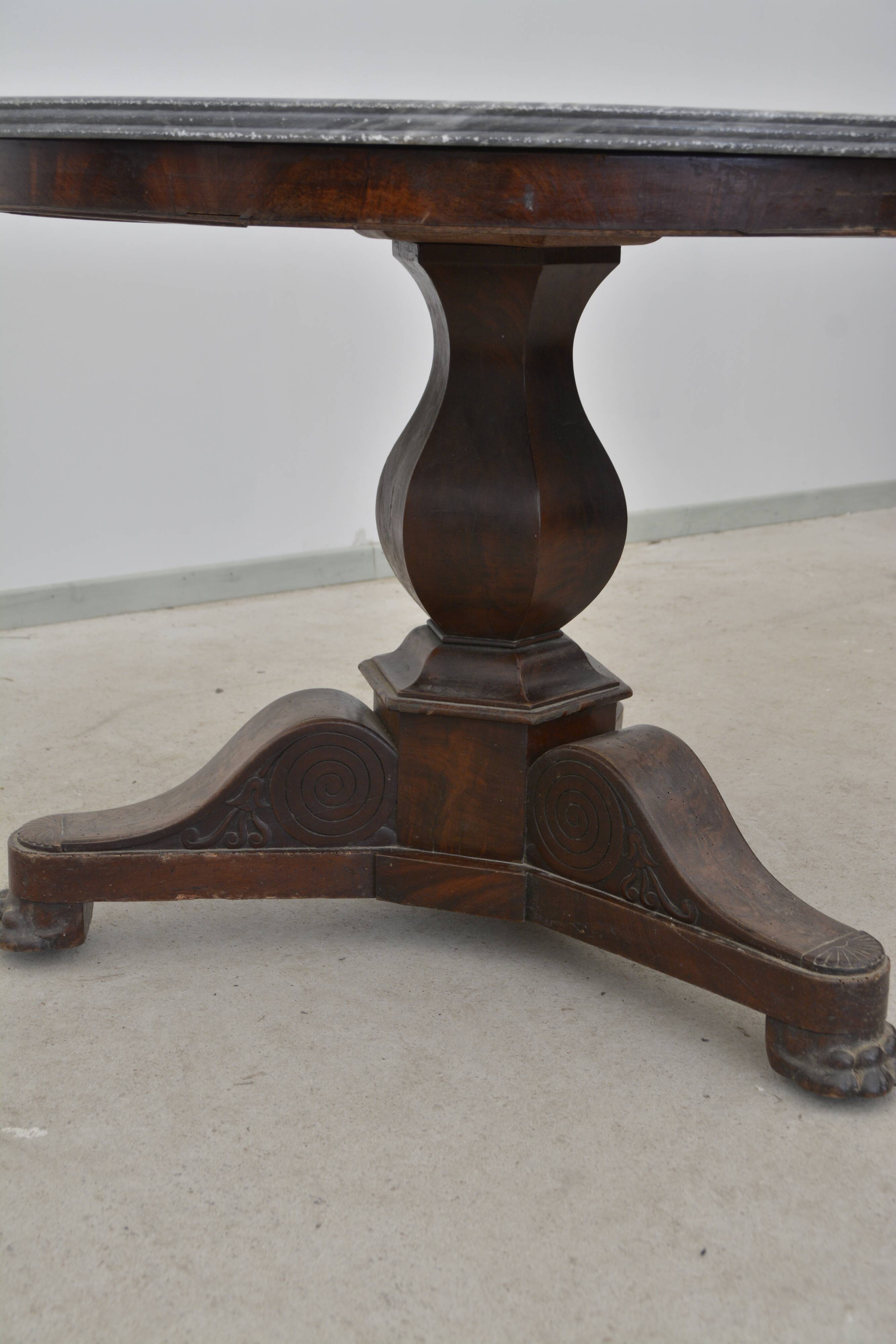 Round table in wood and marble