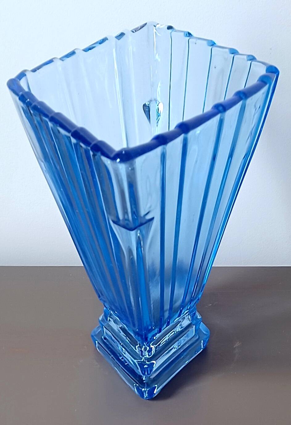 Vase. Modèle spécial éventail. Art Déco. Verre bleu vif