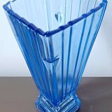Vase. Modèle spécial éventail. Art Déco. Verre bleu vif