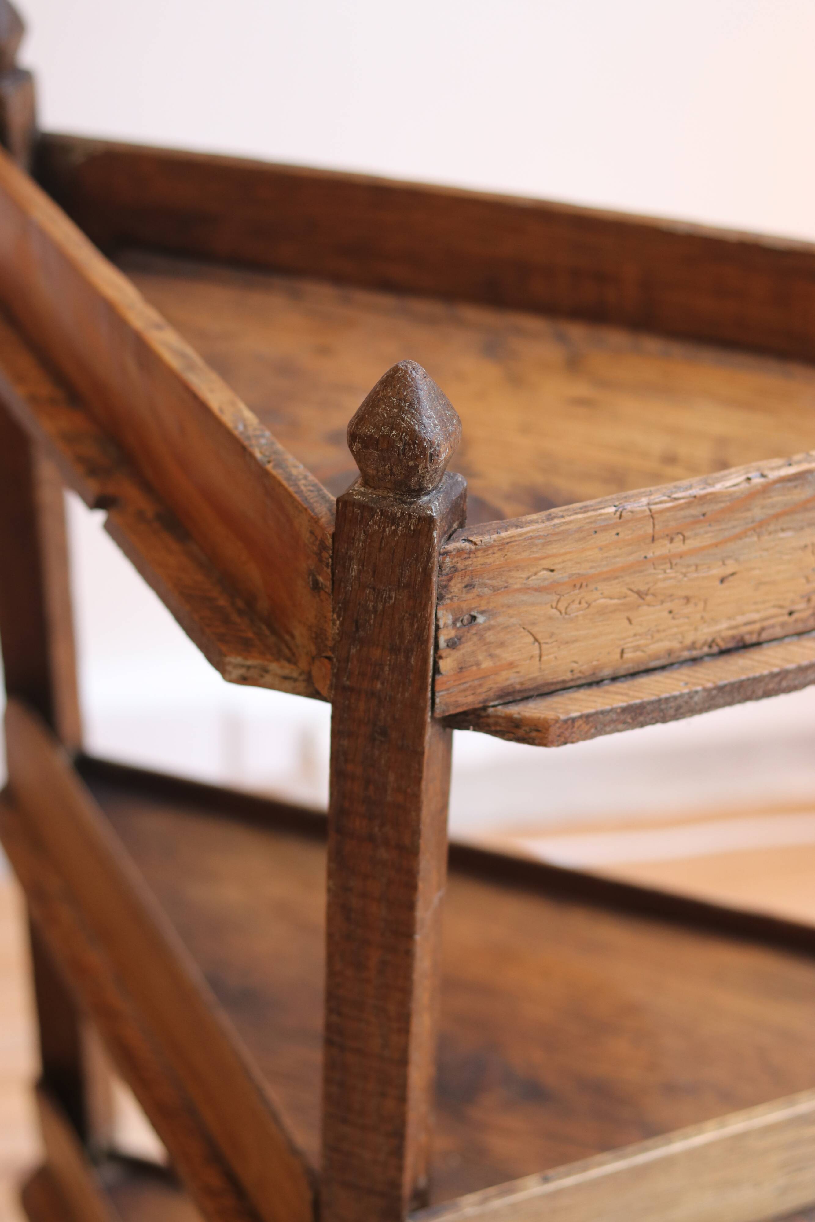 Small corner cabinet in oak, popular Burgundy work from the 19th century.