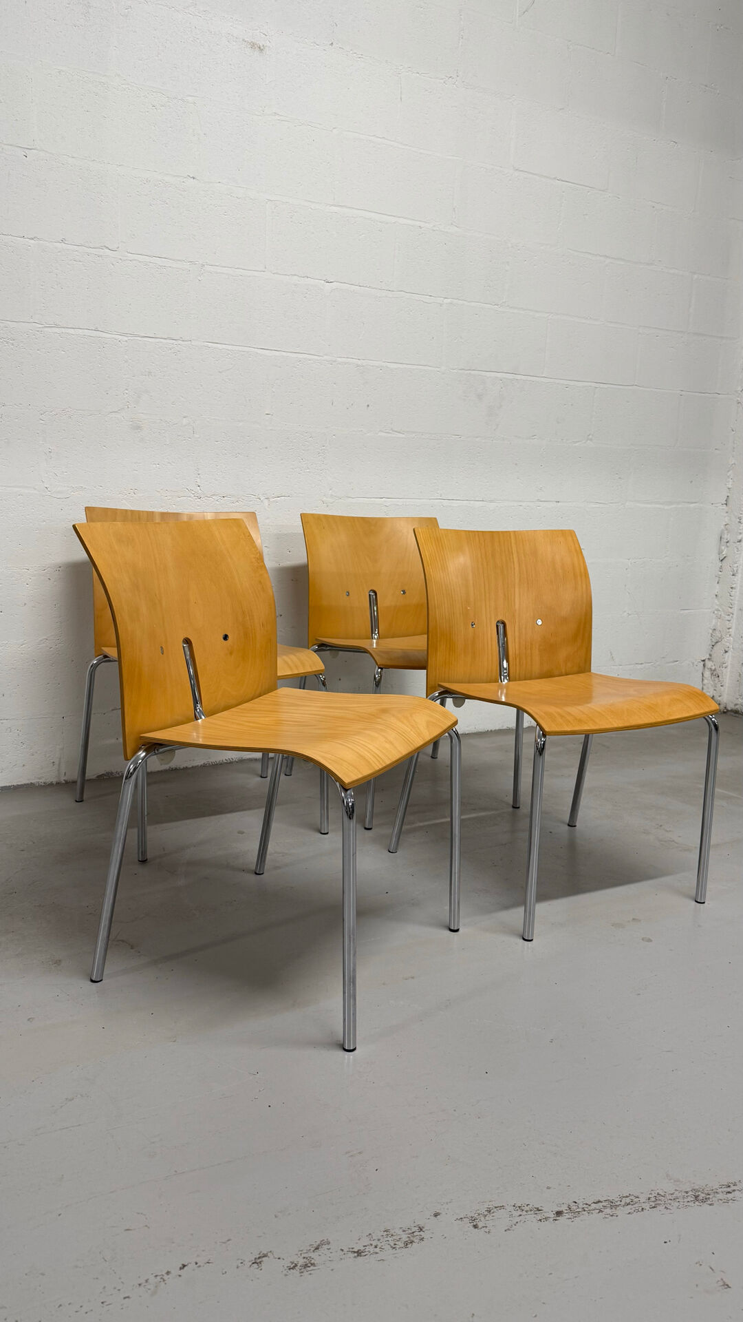 Ensemble de 4 chaises empilables vintage — Contreplaqué moulé et chrome, 199