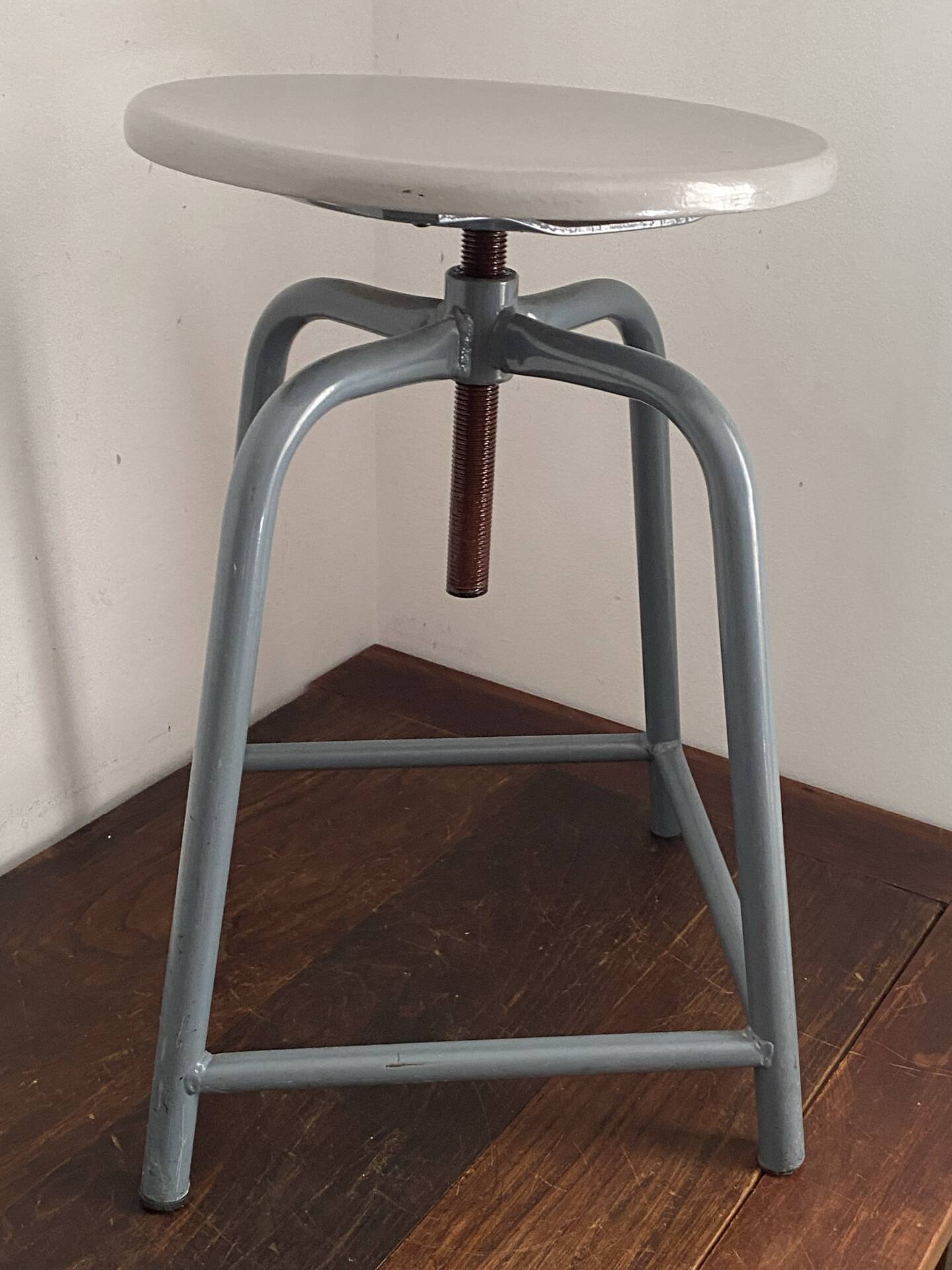 Tabouret d'atelier en métal et bois réglable en hauteur