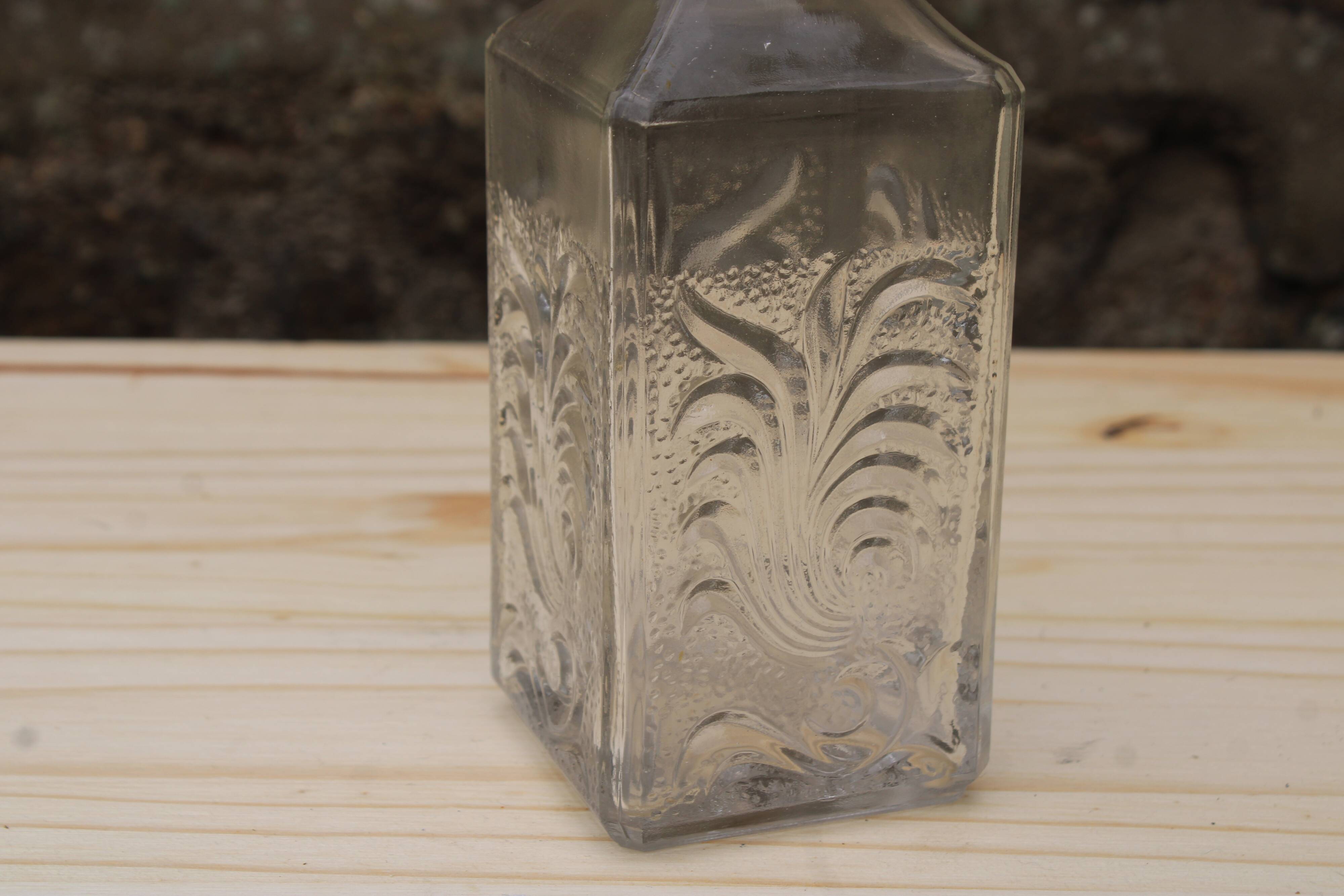 Carafe in chiseled glass