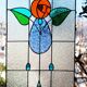 Vitrail décoratif Fleur stylisée – Verre coloré artisanal 40 × 70 cm