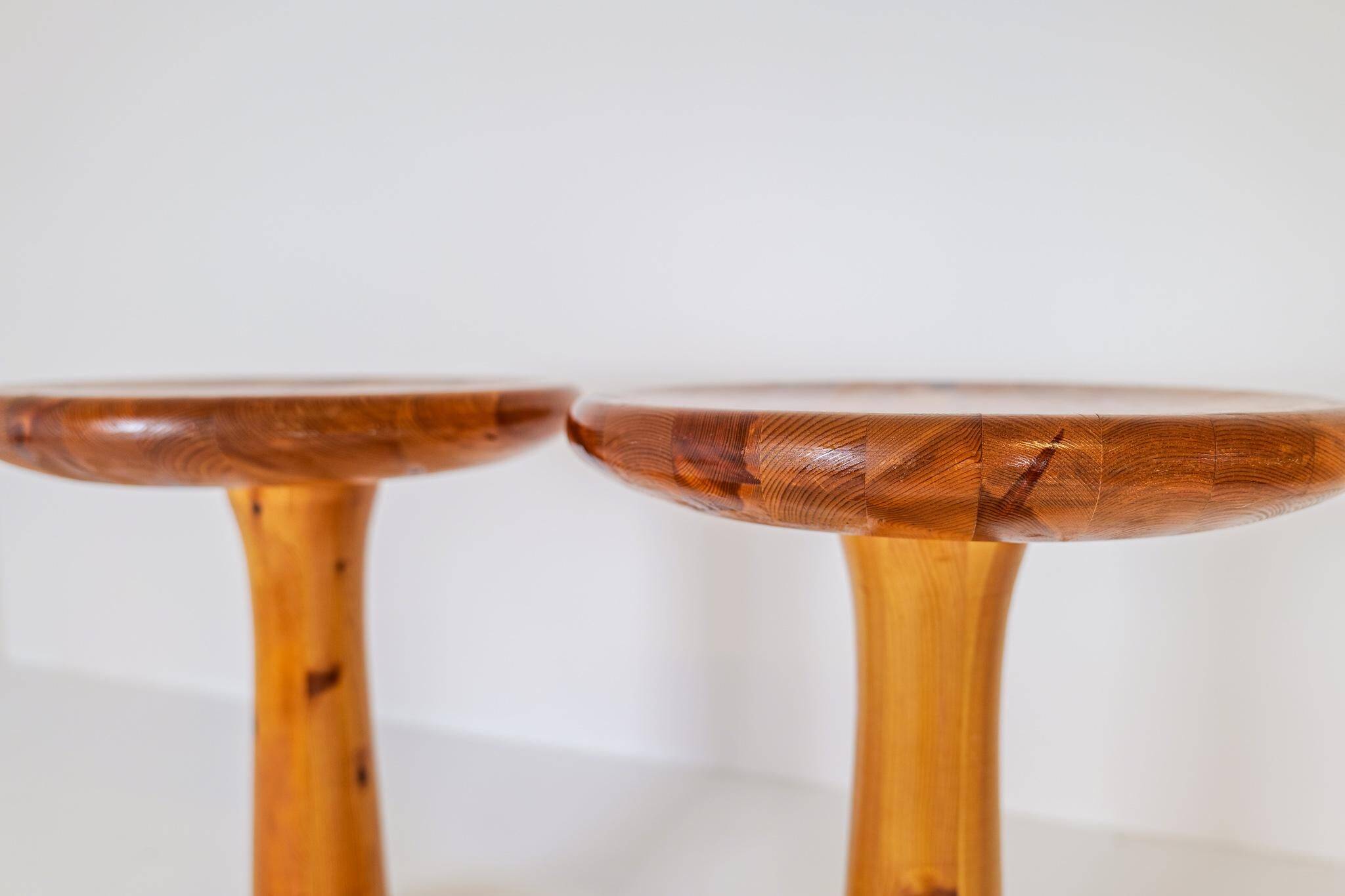 Pair of modern minimalist Scandinavian stools in pine, Sweden, 1970s.