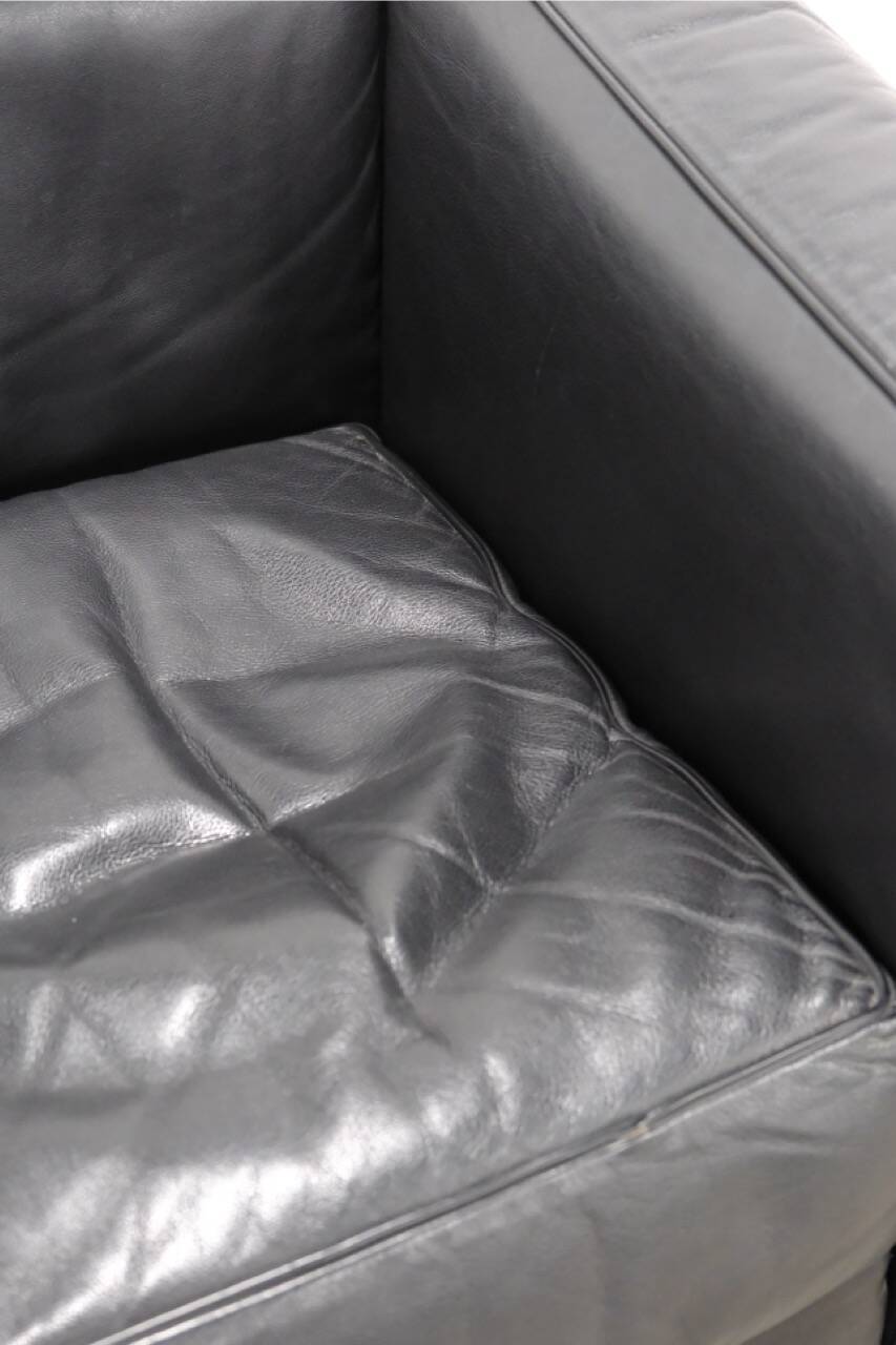 LC2 armchair in black leather – Design Le Corbusier, Pierre Jeanneret & Charlotte Perriand