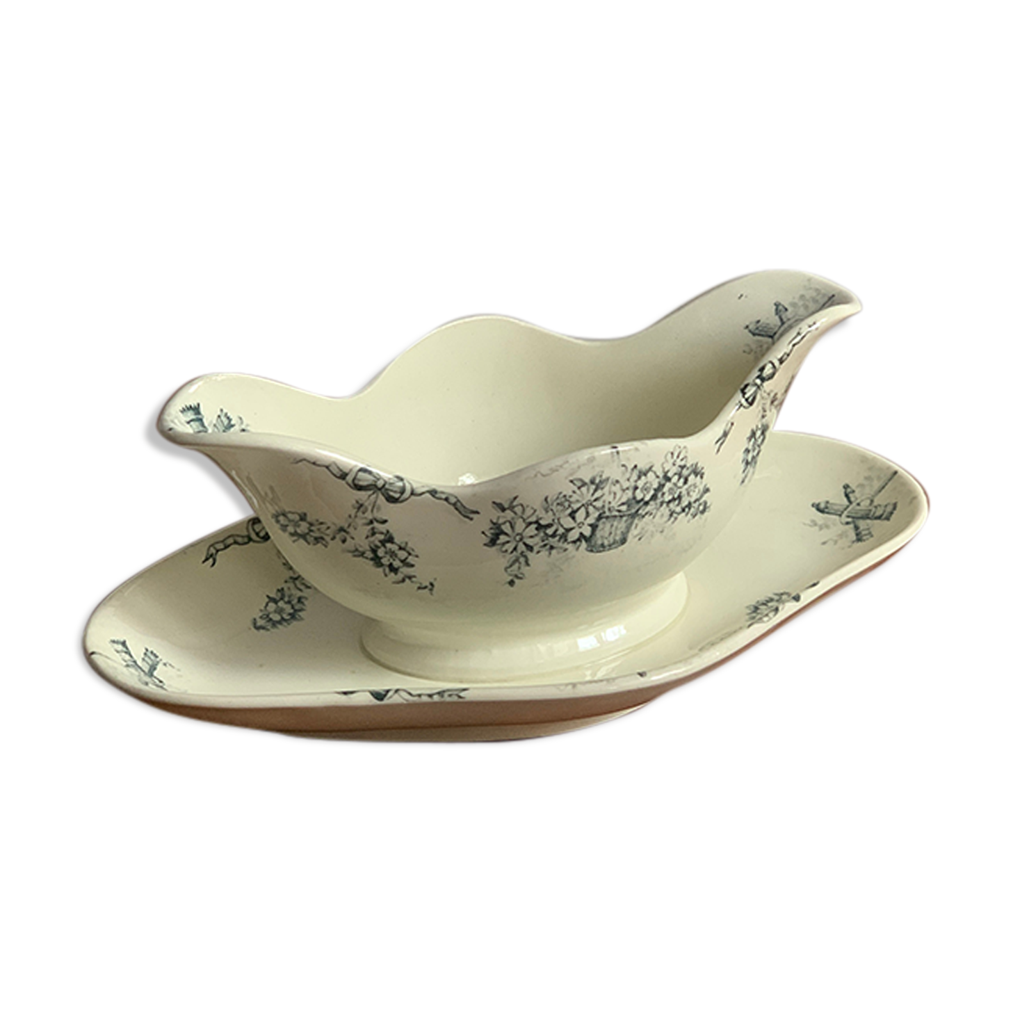 Iron earth gravy boat