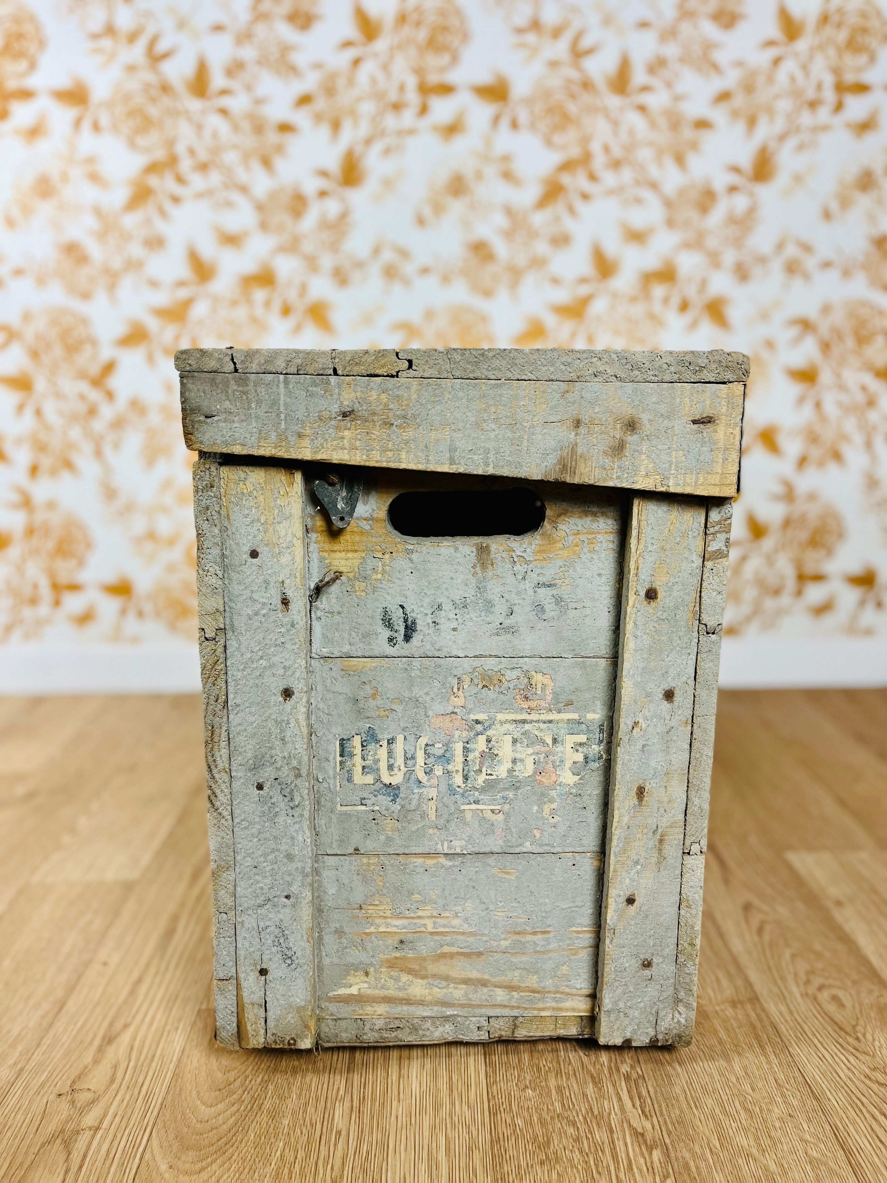 Oil can storage box
