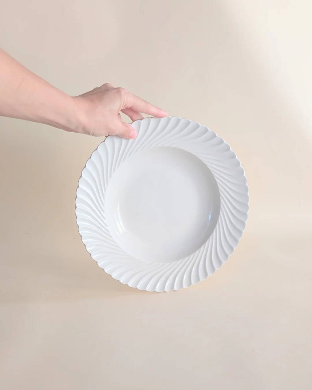 White ceramic twisted dinnerware set