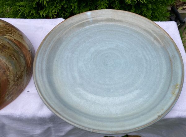 Ancienne cloche a fromage avec son plateau en céramique signature à identifier