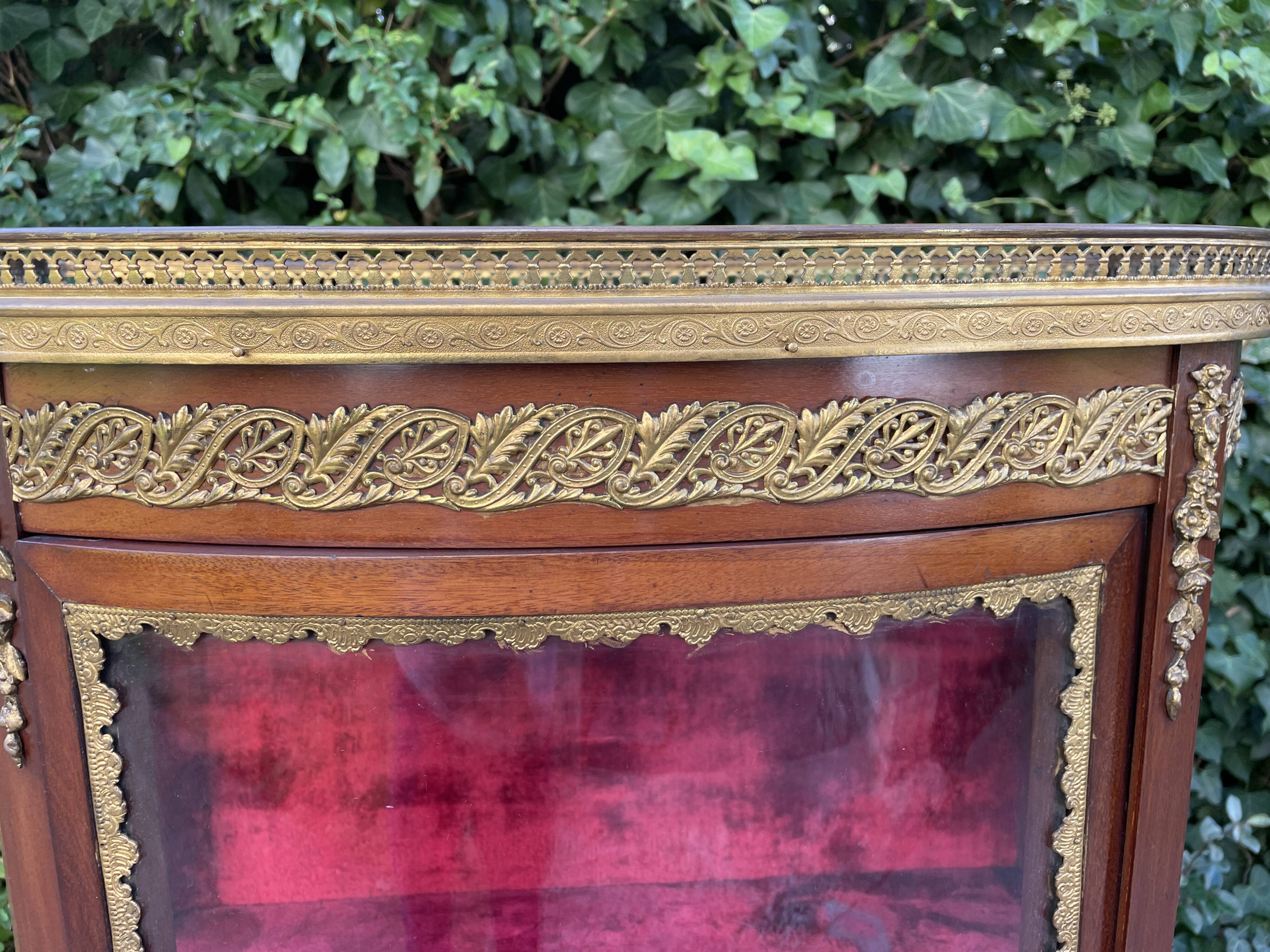 Small display case with curved glass in the Transition / Louis XVI style.
