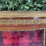 Small display case with curved glass in the Transition / Louis XVI style.