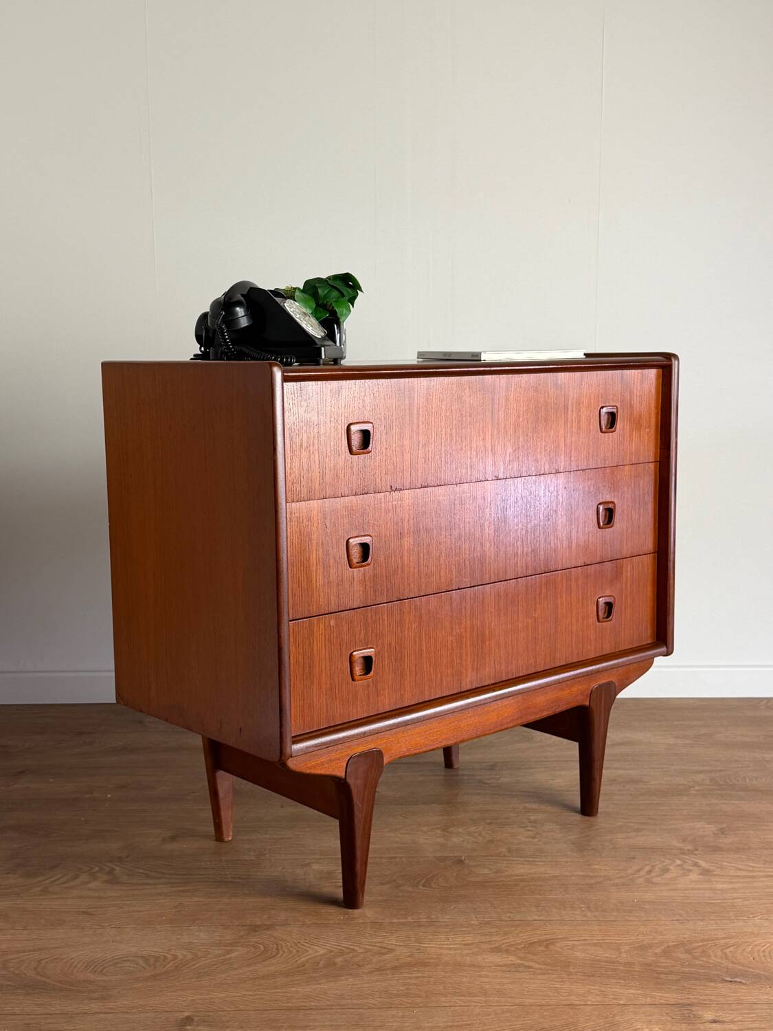Vintage teak dressing table / chest of drawers – Scandinavian design, 1960s