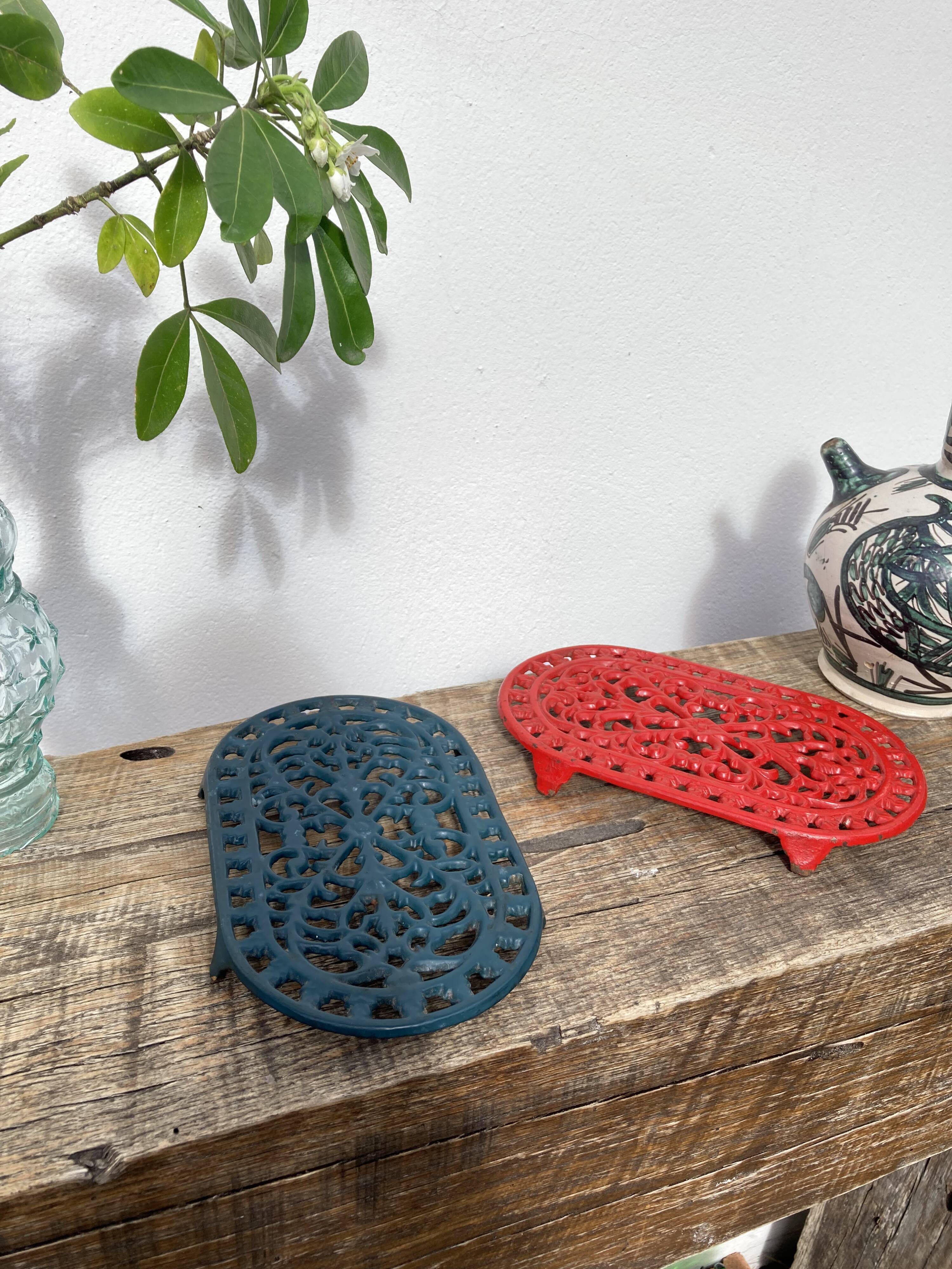 Duo of oval red and green cast iron trivets 60s 70s