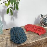 Duo of oval red and green cast iron trivets 60s 70s
