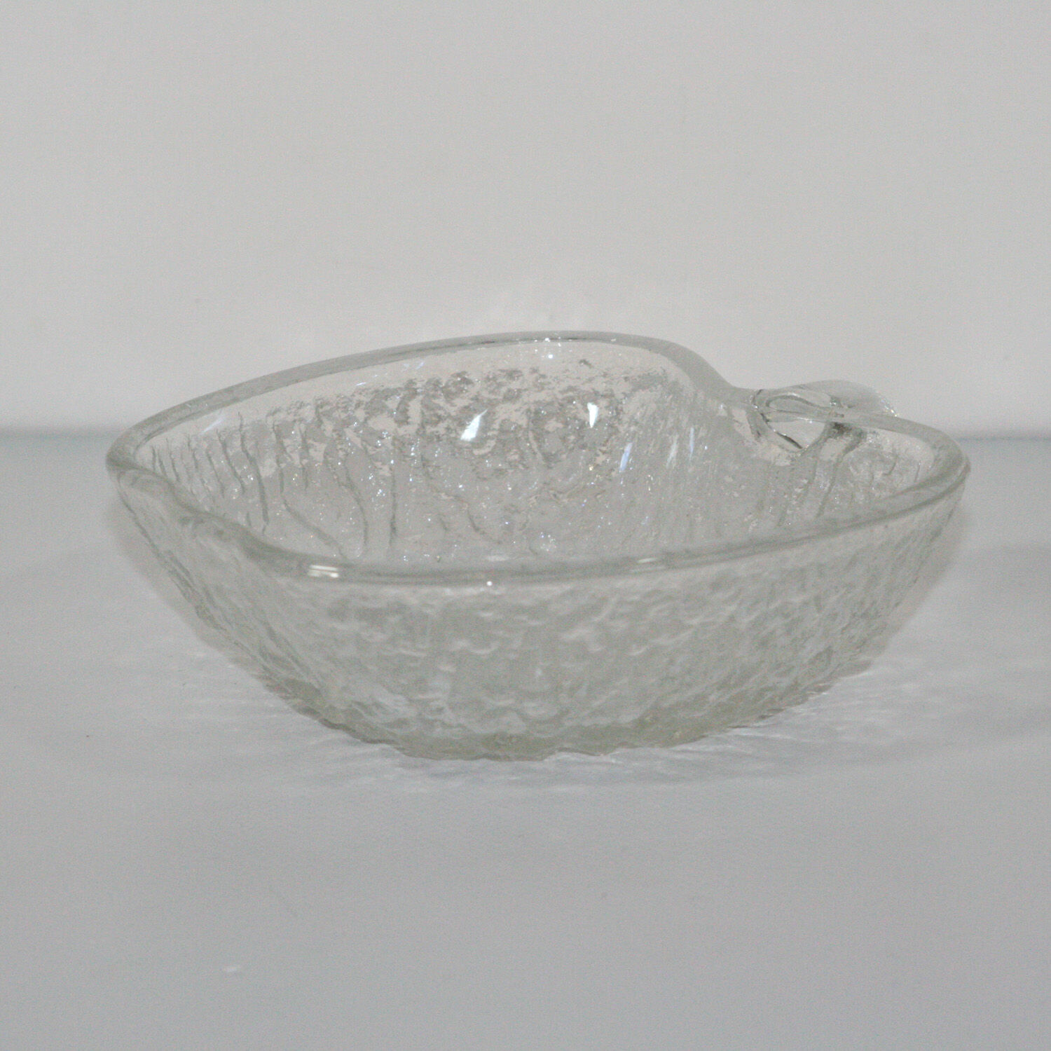 Service a dessert Apple Bowl and its 6 cups