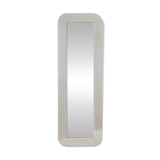 Miroir de forme rectangulaire, en métal poli. Italie, années 1970