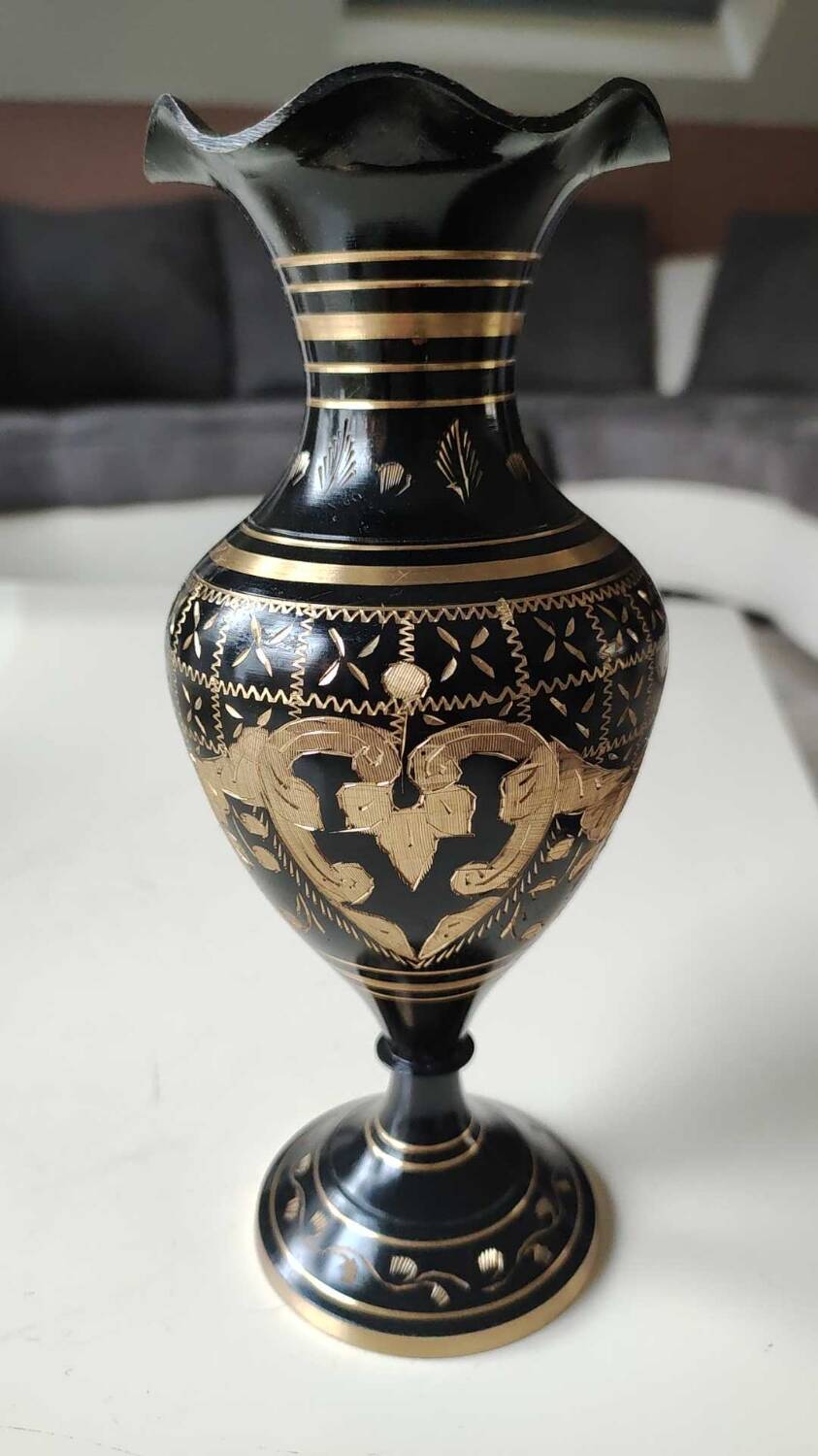Vintage brass vase with black and gold patina, corolla neck. From India. Mid-20th century. Engraved heart/floral/leafy patterns. High 20 cm