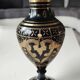 Vase vintage en laiton à patine noire et or, col corolle. Des Indes. Milieu du XXème. Gravé motifs coeurs/floraux/feuillus. Haut 20 cm