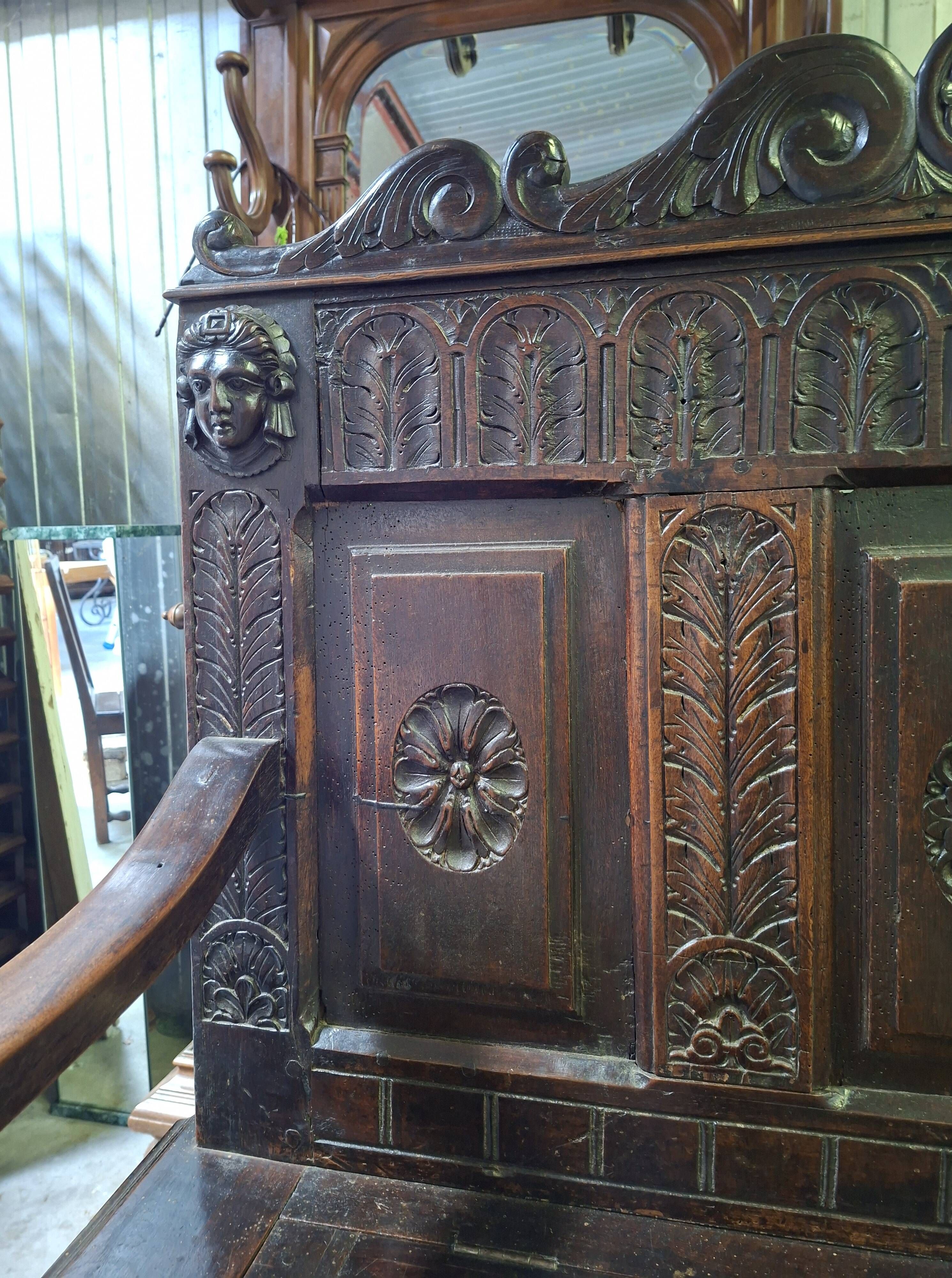 Banc coffre en bois richement sculpté – Style Renaissance – XIXe siècle