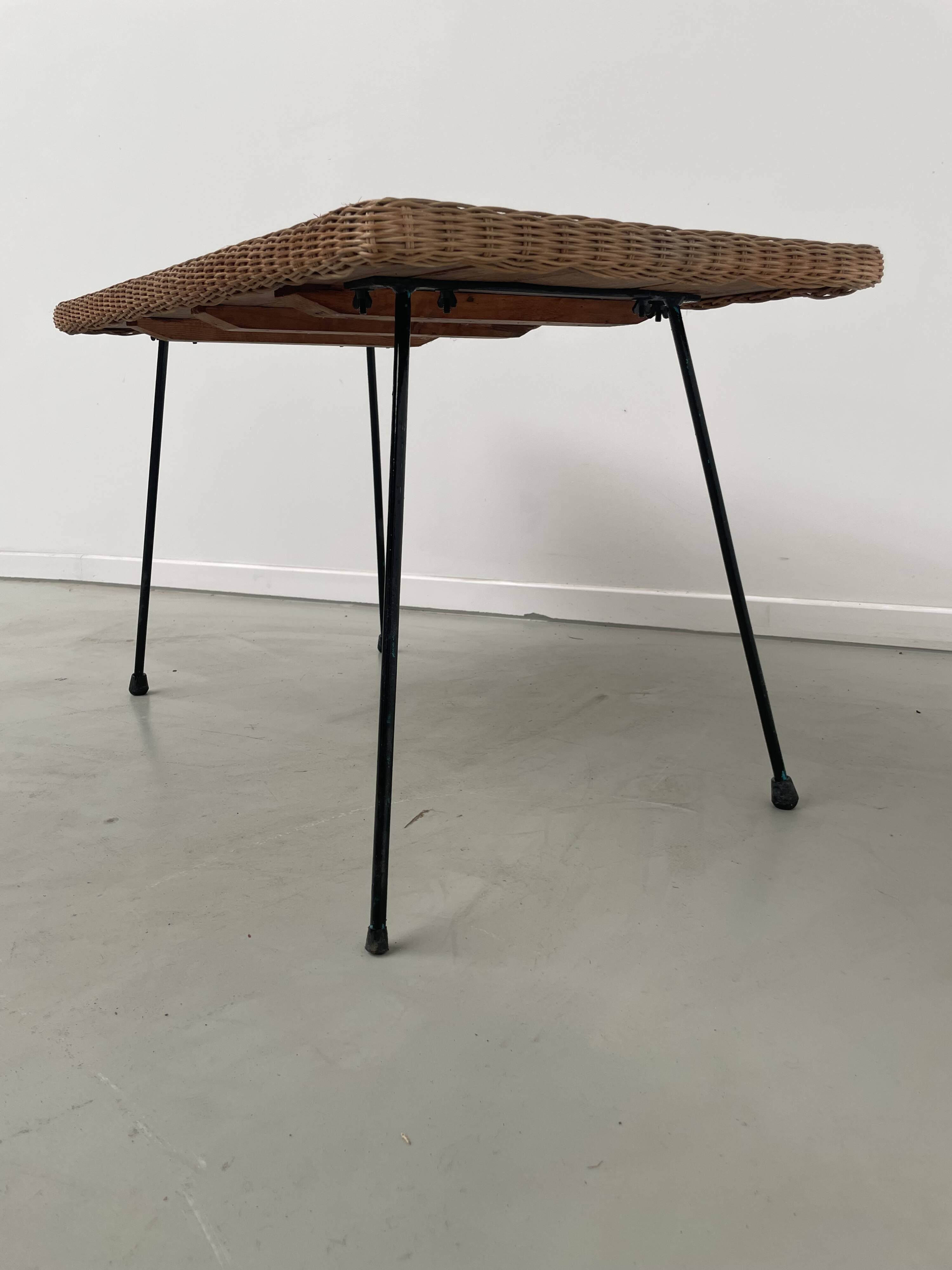 Table basse osier tressé et métal 1960