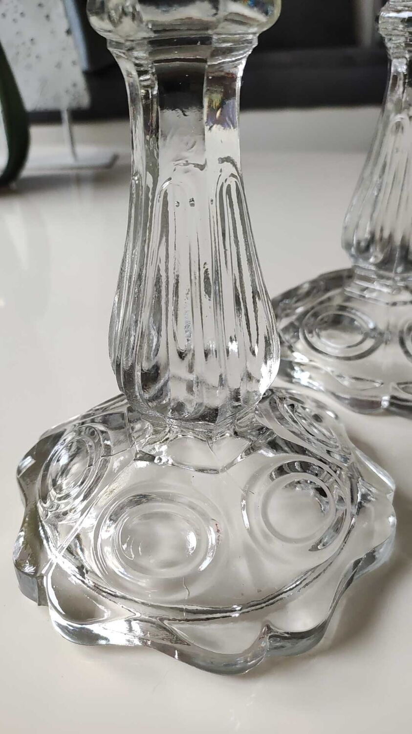 Paire de bougeoirs verre moulé, forme florale/godronnée, verrerie de portieux. années 50.