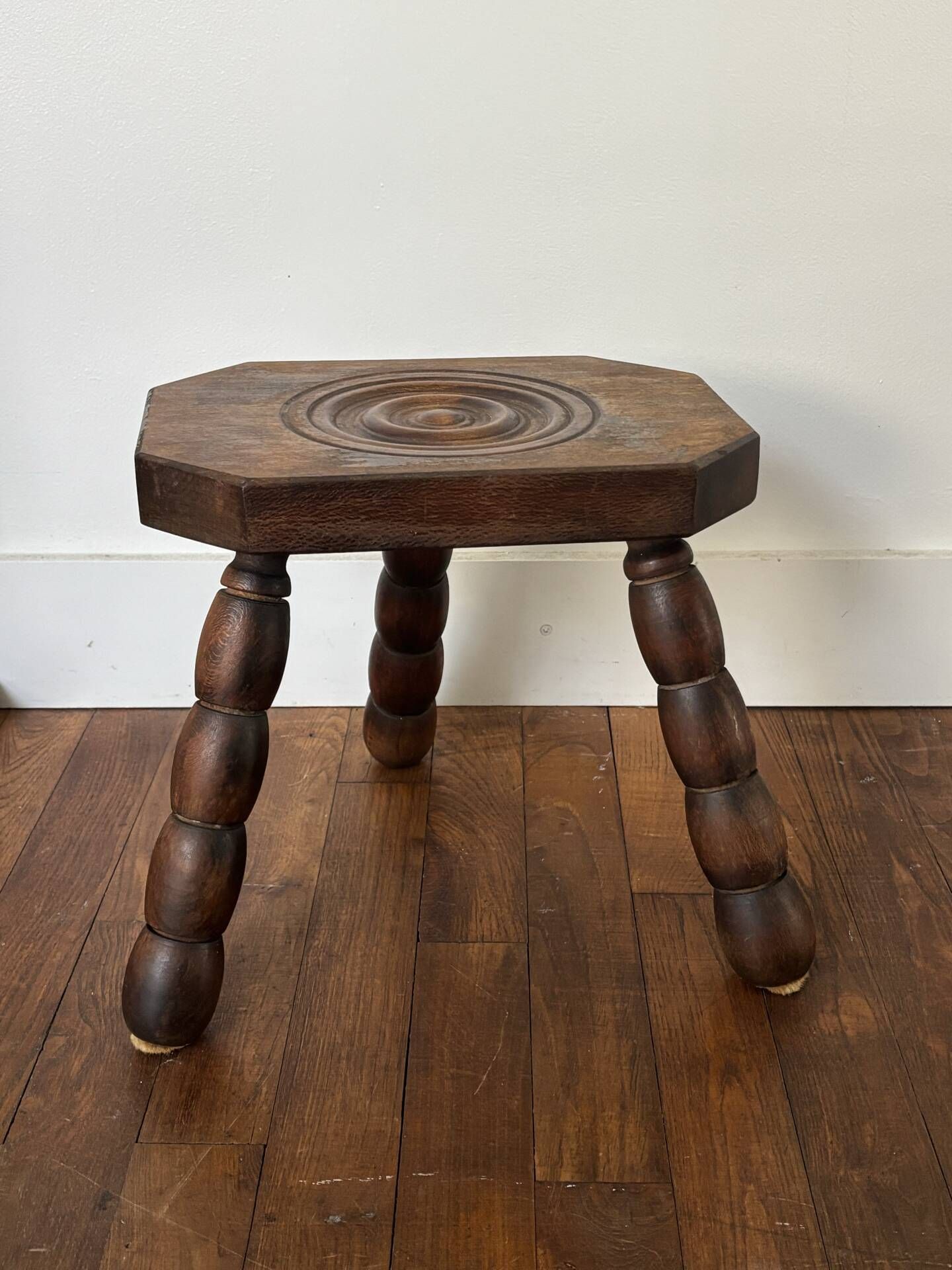 Tabouret tripode en bois