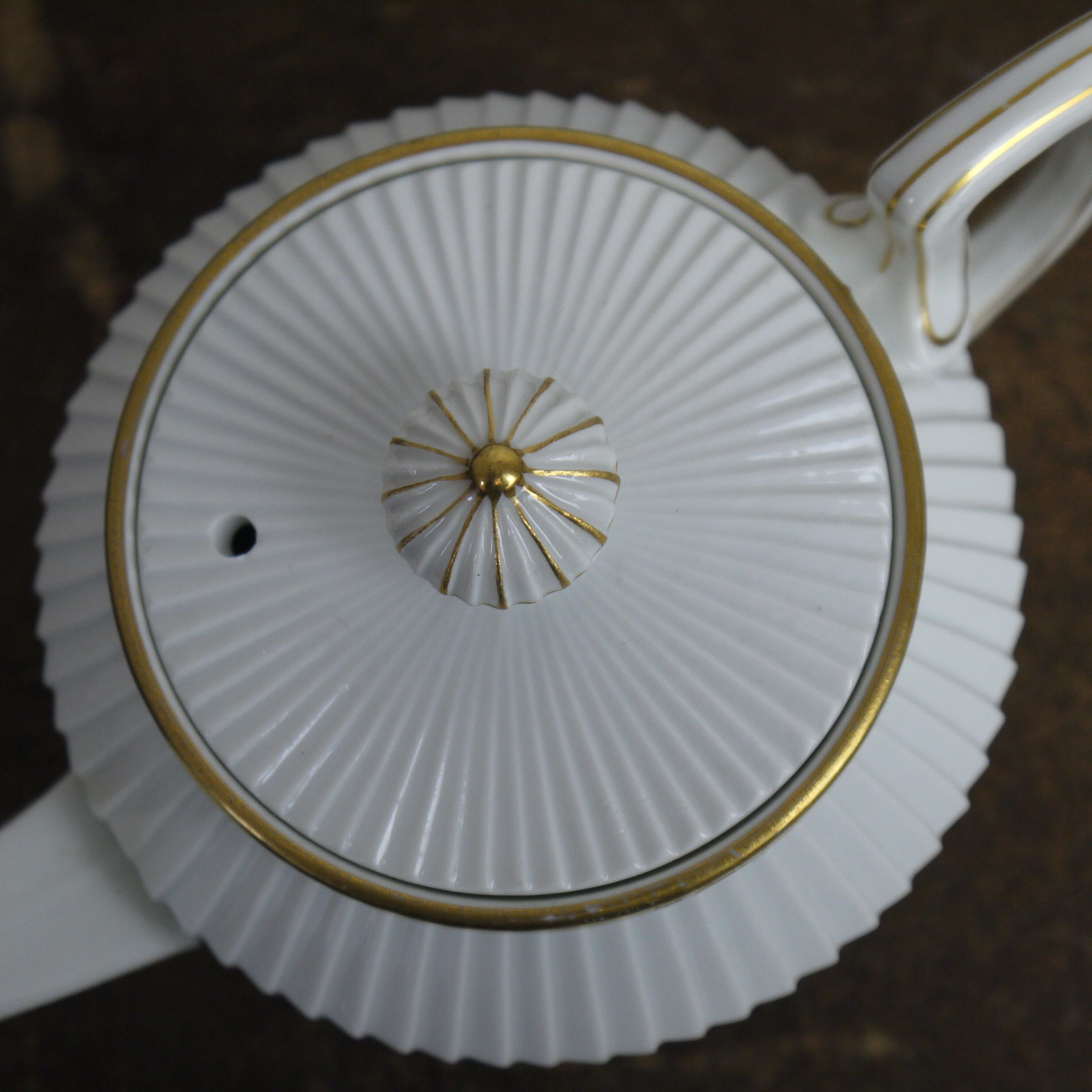 Mehun porcelain white teapot and porcelain gold