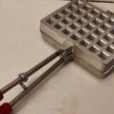 Manual waffle maker