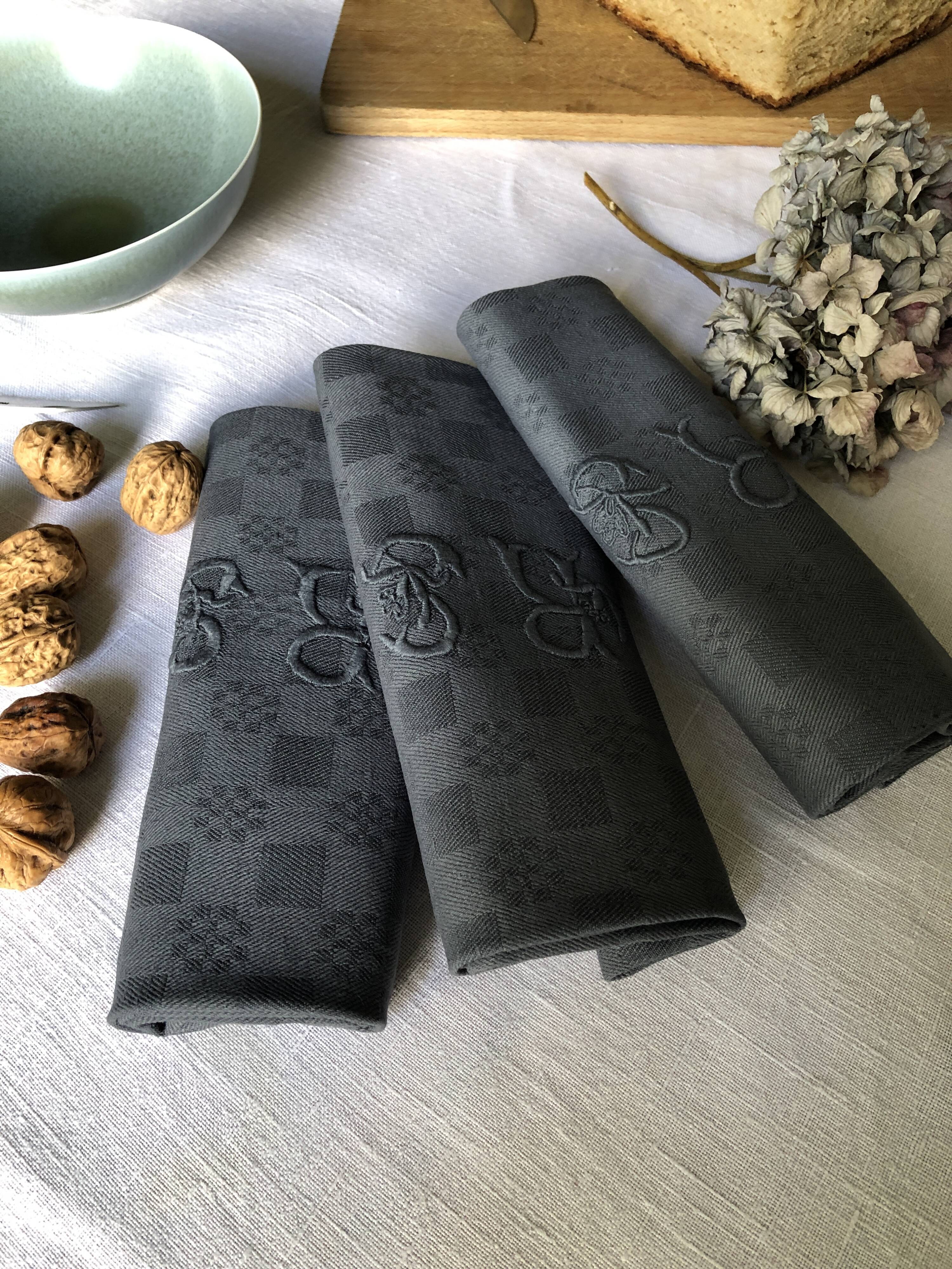 Suite of four napkins tinted in smoke grey