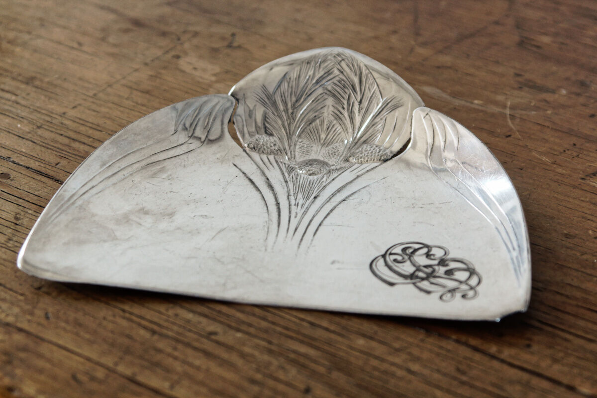 Picks up crumbs Gallia art nouveau