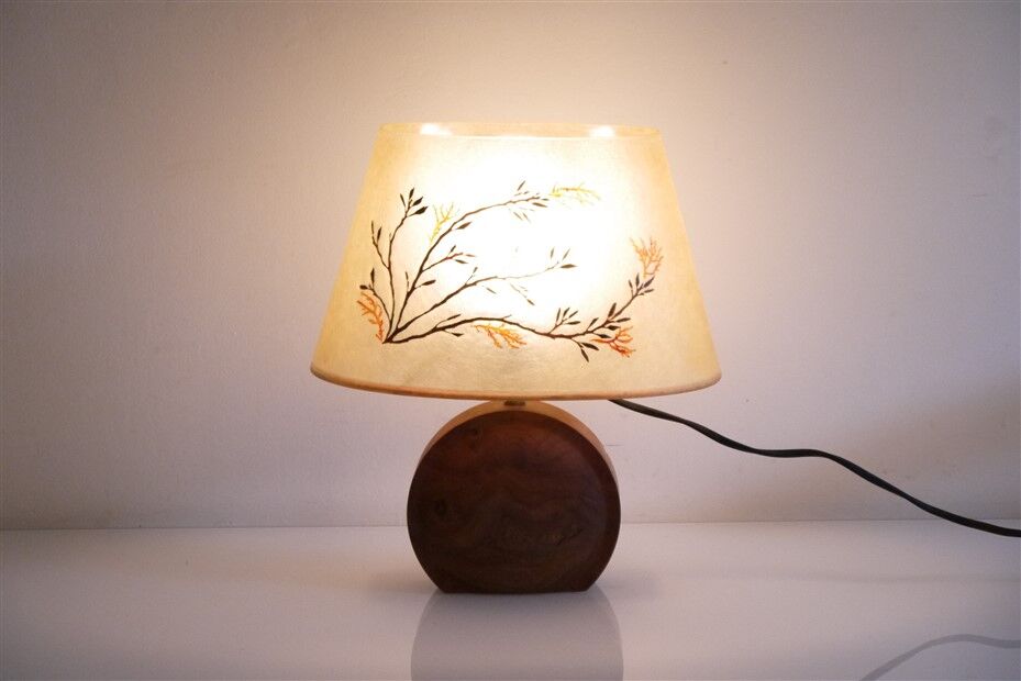 Lampe vintage en bois et resine 1960