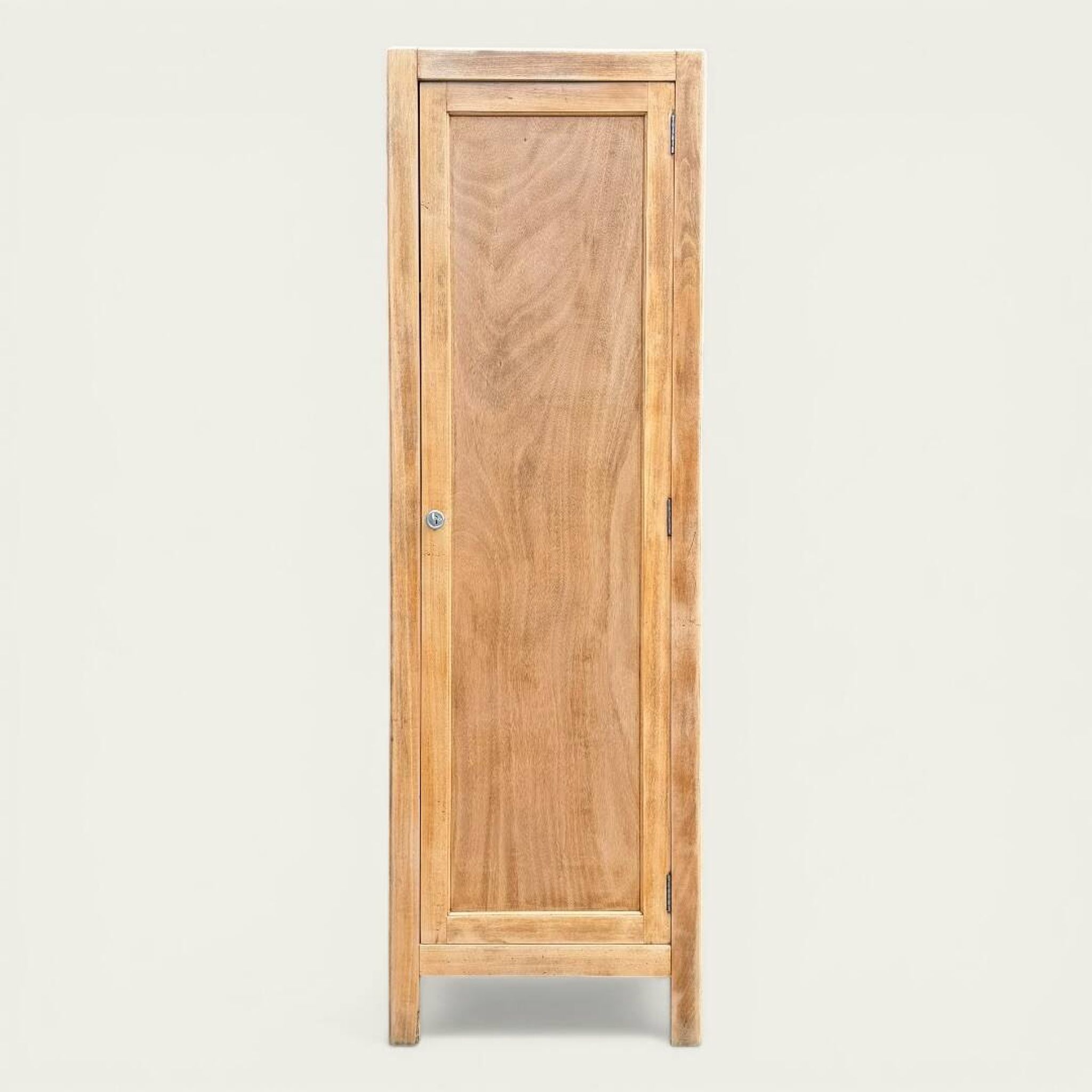 Armoire bonnetière parisienne bois brut 1950