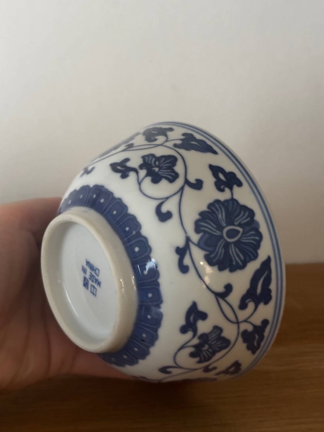 Set of 3 bowls and 4 blue Chinese spoons.