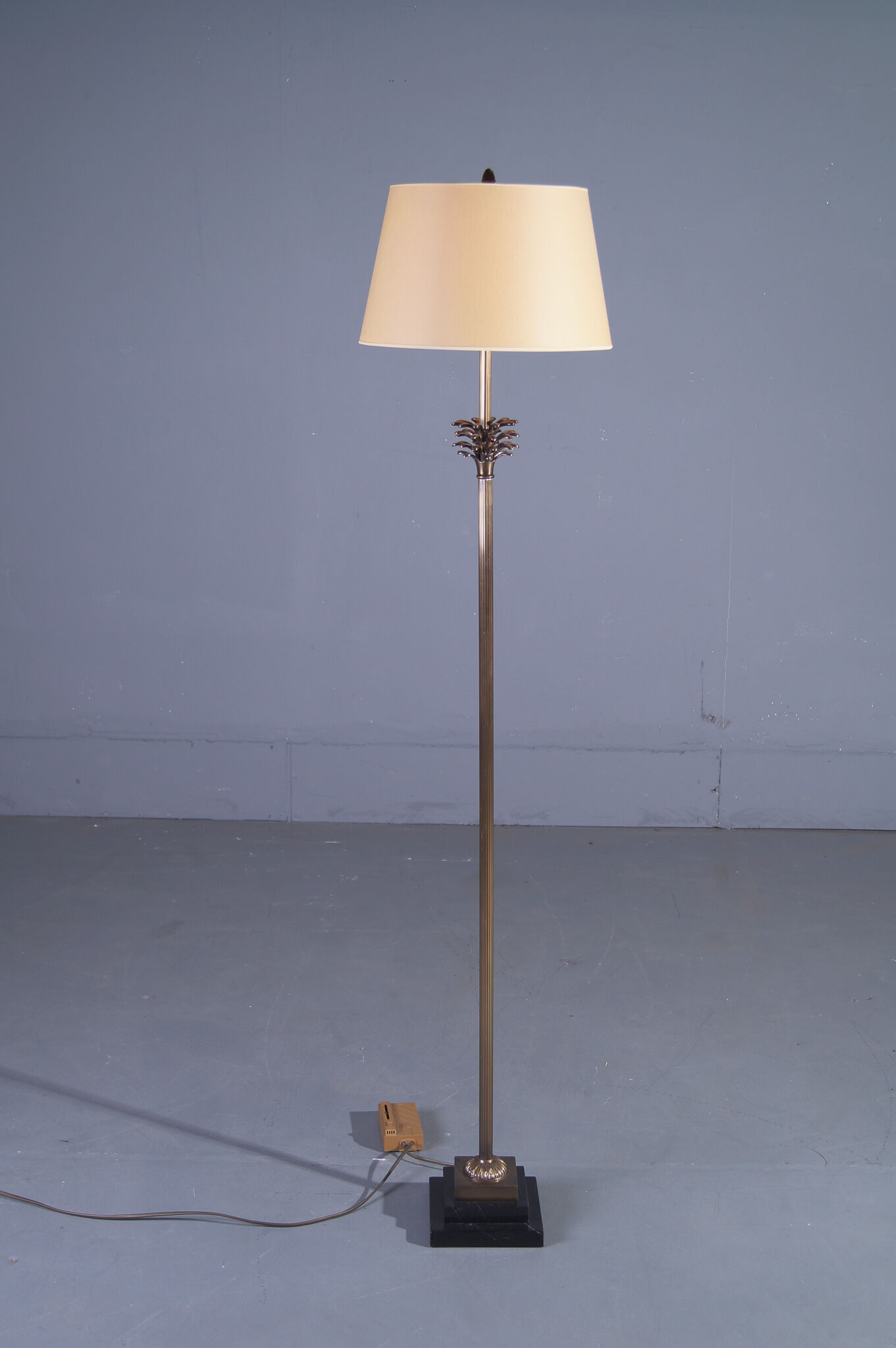Lampadaire sur pieds en marbre