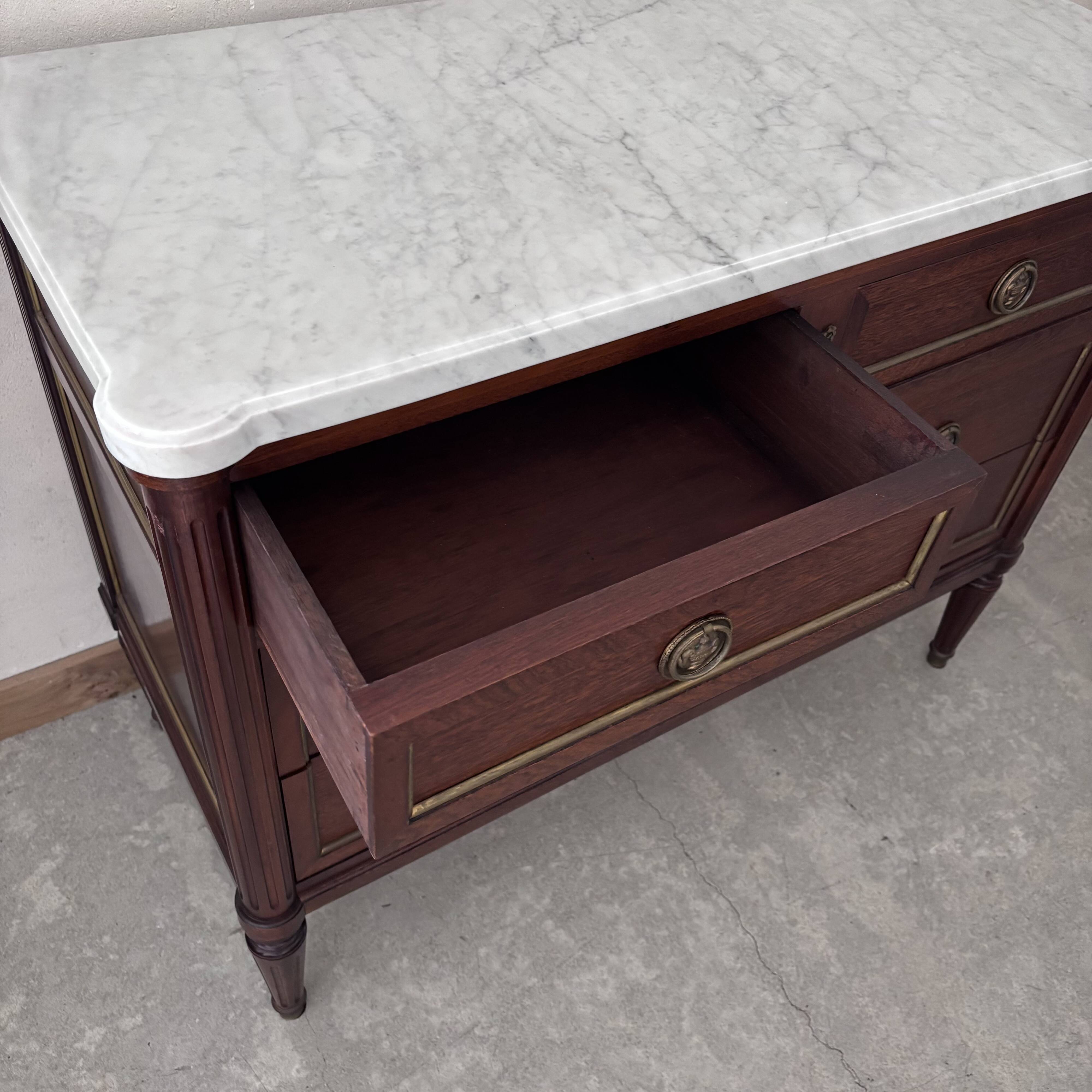 Wooden chest of drawers